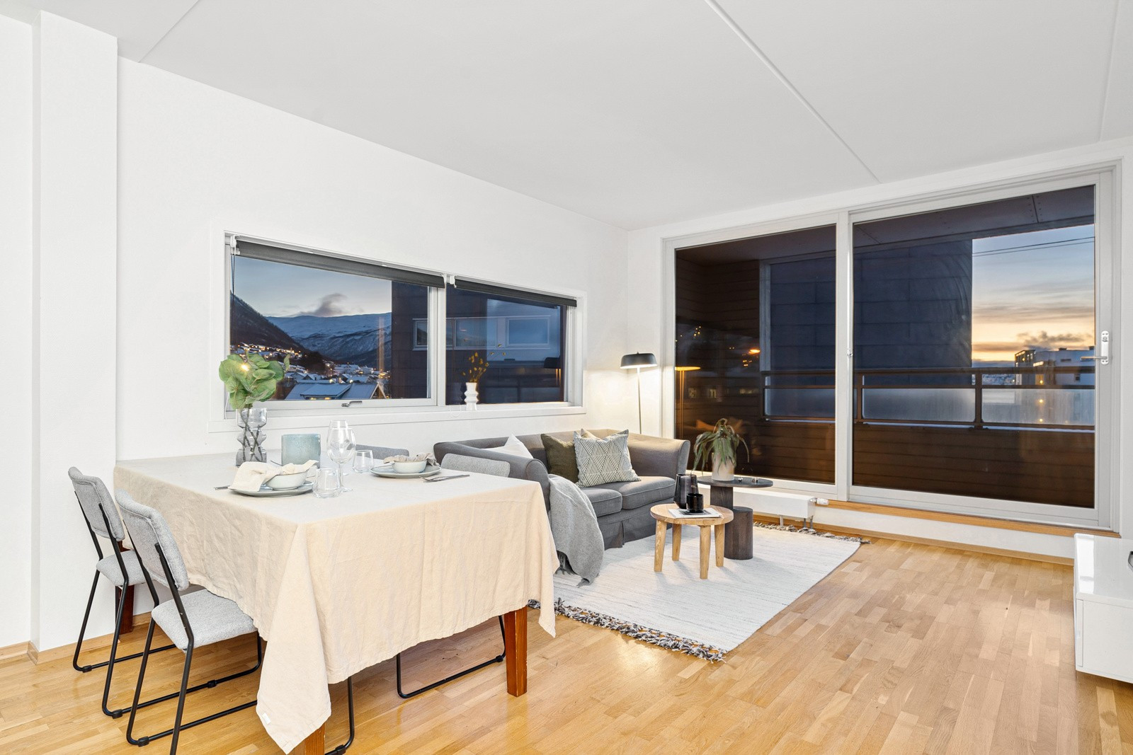 Luftig stue med god plass til sofa og spisebord.