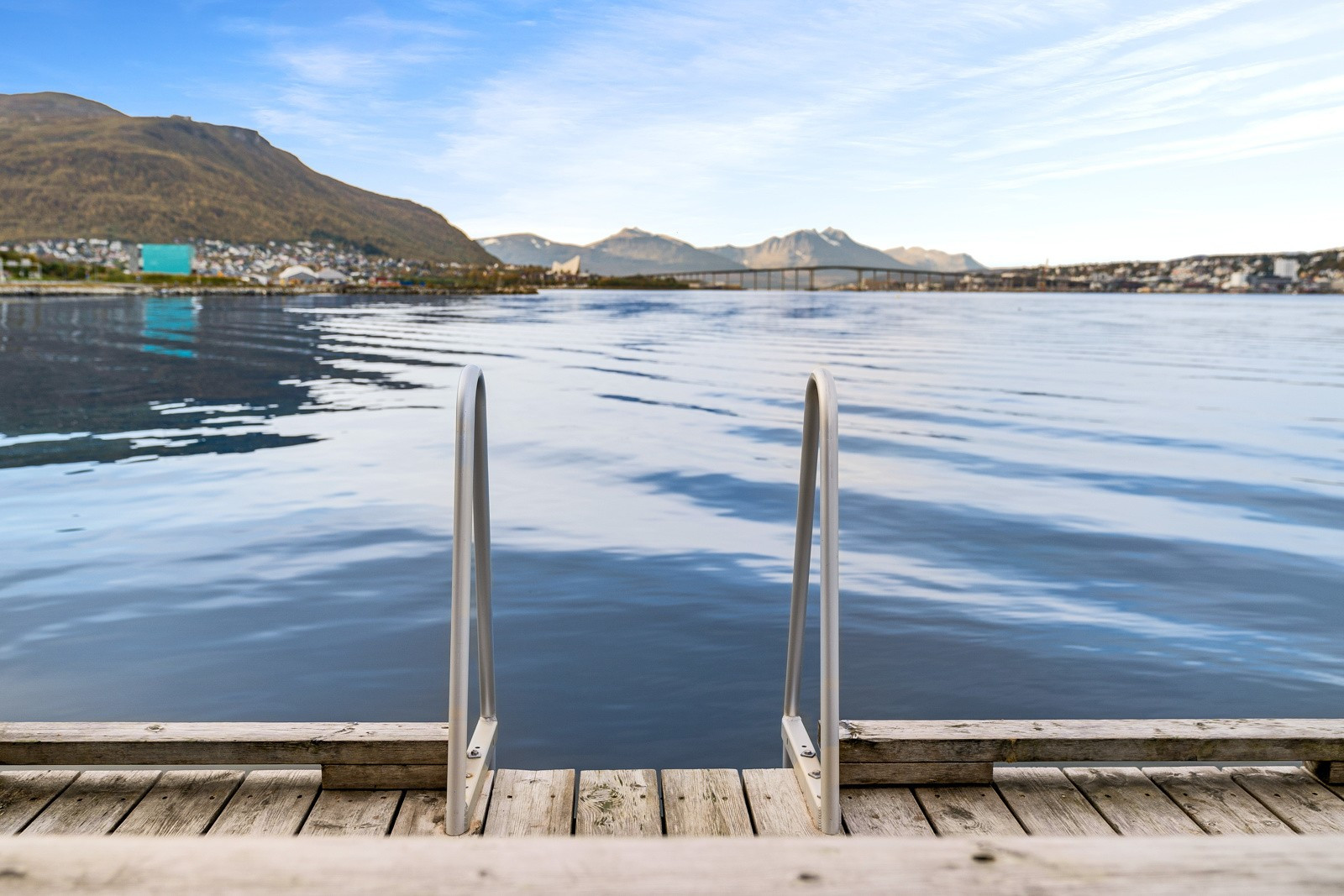 På Tomasjord er det strandpromenade med badeplass