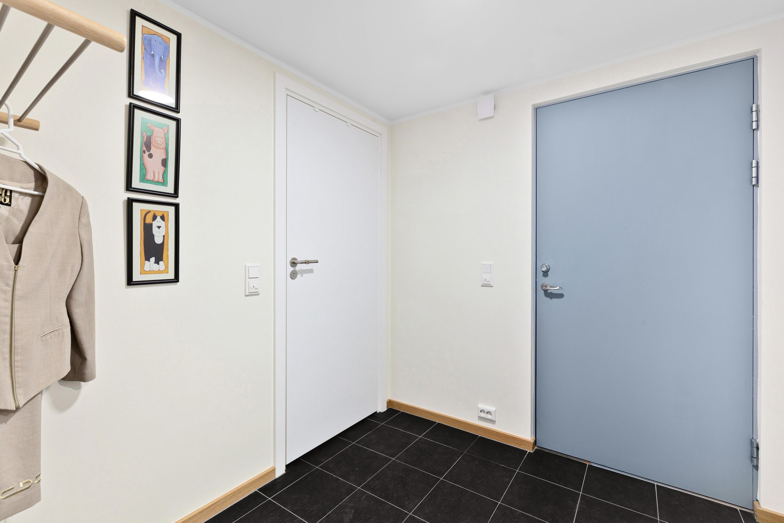 Stor entré med god plass til oppheng for yttertøy på vegg eller for å sette inn garderobeskap