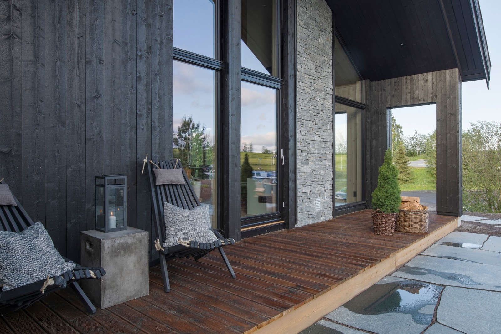 Takoverbygg ved terrasse gir lunt og god uterom. Galleribilde