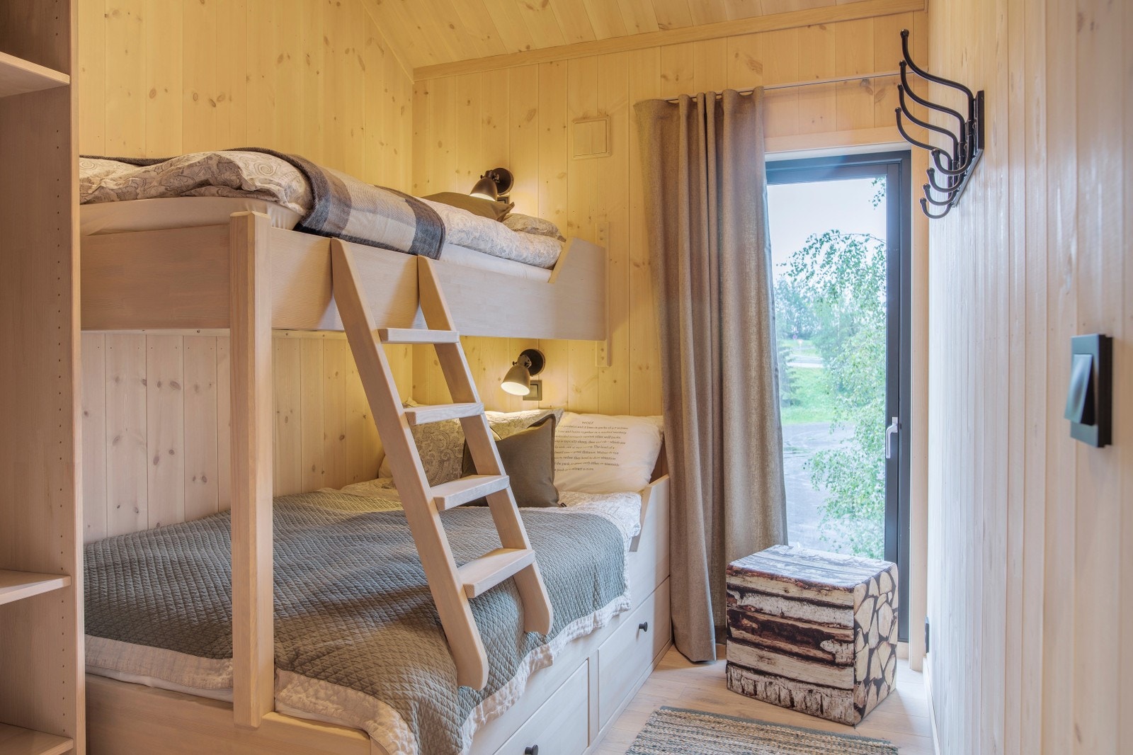 Smart soverom med åpen himling gir ekstra plass og romfølelse. Galleribilde