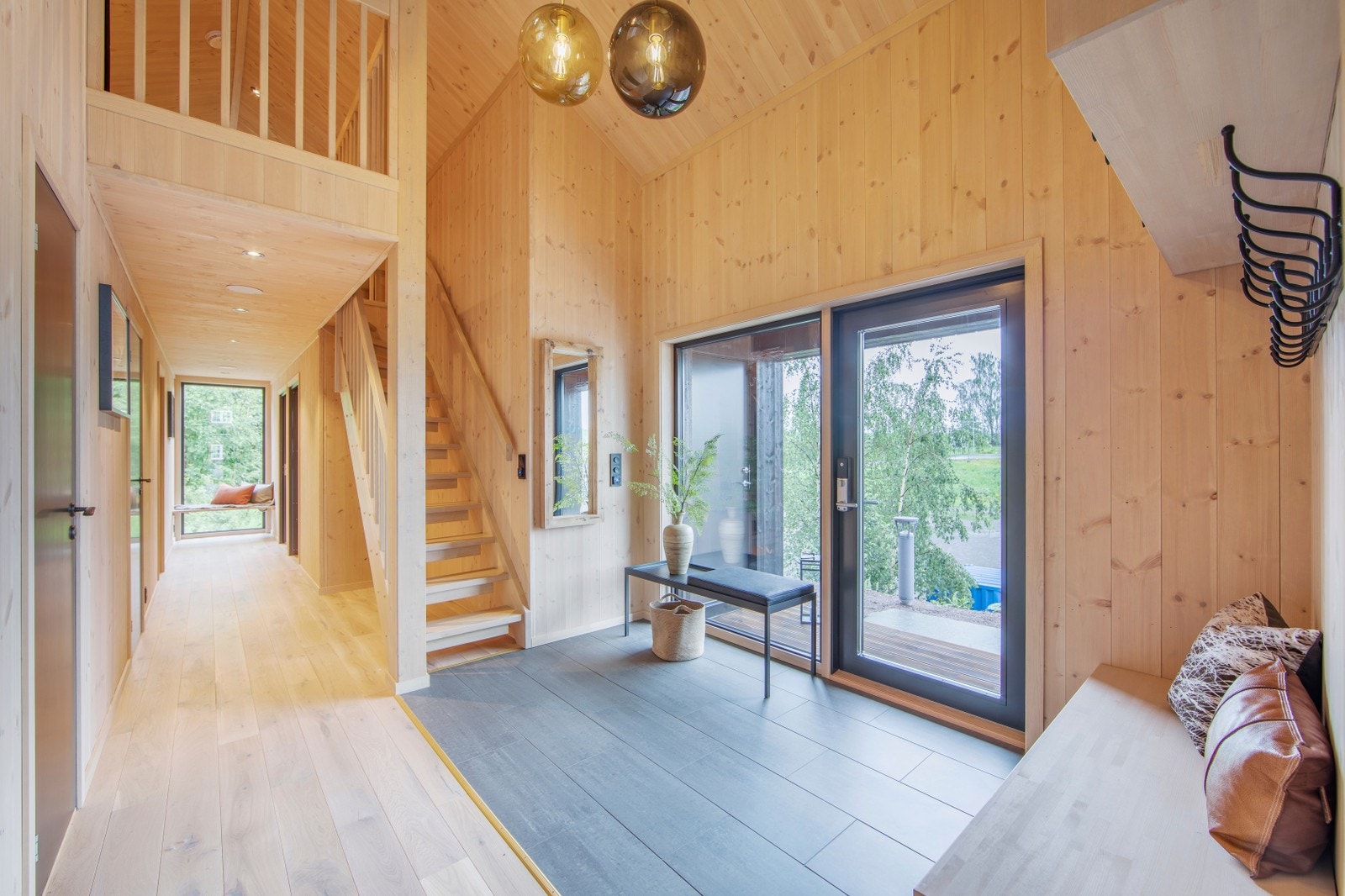 Det flotte og rause inngangspartiet på PREG-modellene har både store vindusflater og inngangsdør i glass. Galleribilde