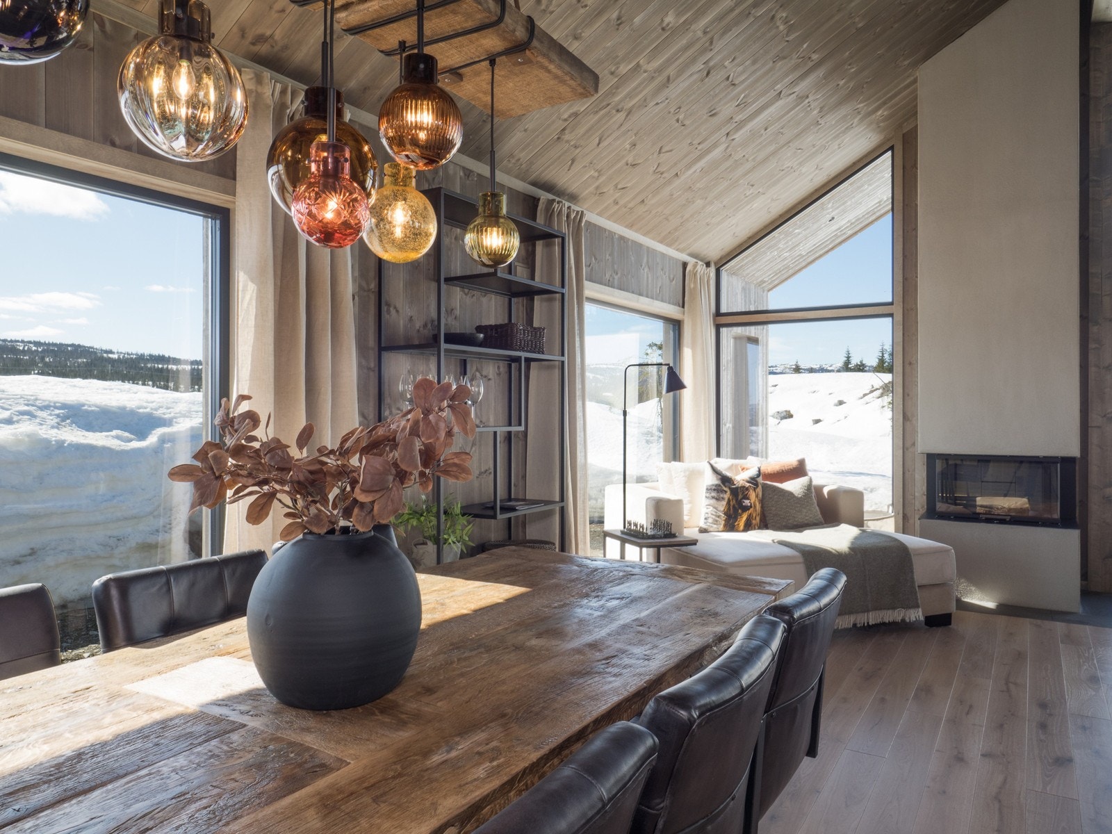 Store vinduer, gjennomlys og utsyn i alle retninger. Peis på dette bildet er ikke standard leveranse. Galleribilde