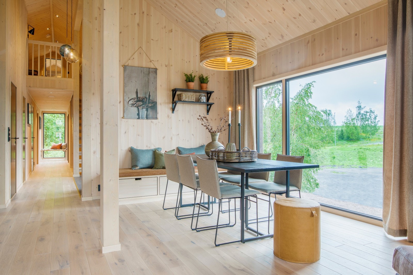 Flott åpen himling gjennom stue/kjøkken og ut i gangen og inngangsparti. Galleribilde