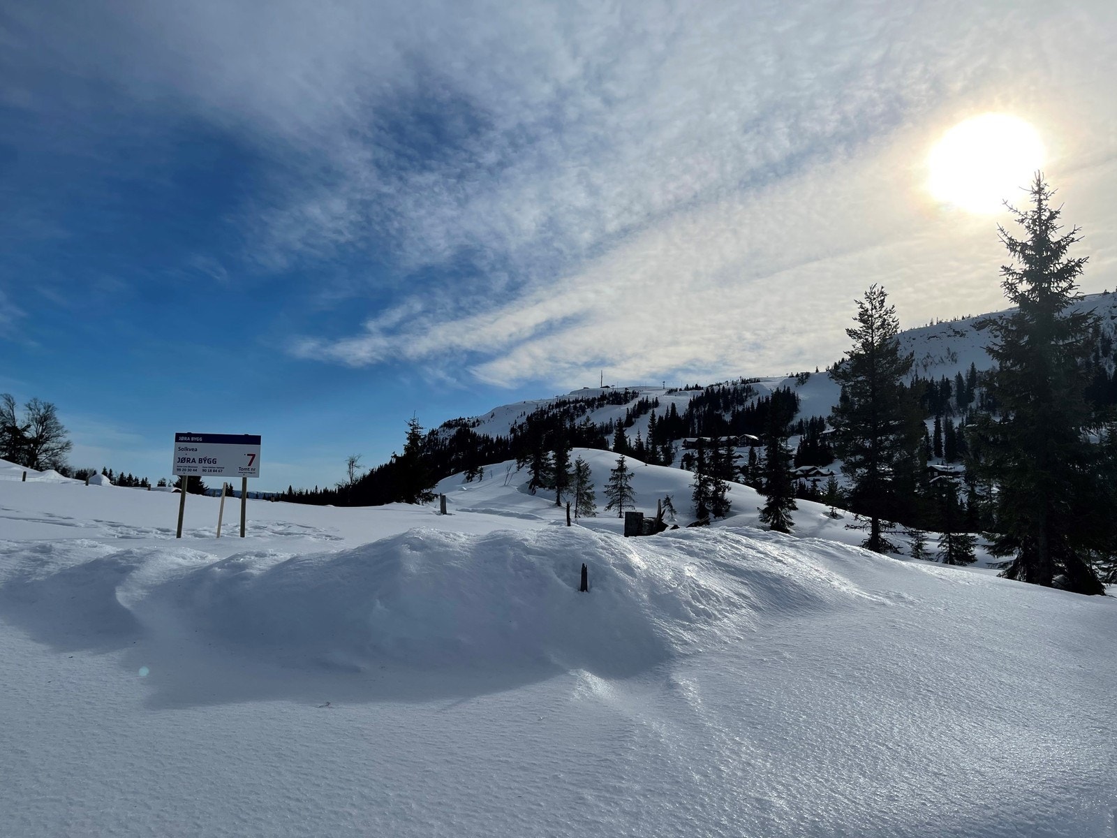 Solrik og usjenert med utsikt rett til alpinbakken. Galleribilde