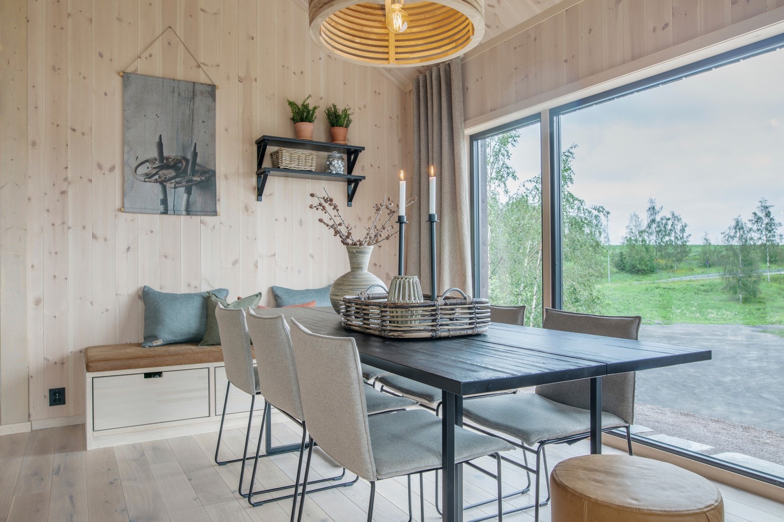 Fra spiseplassen i PREG 123 med lutgrå beis på vegger og himling. Det er valgfri farge fra vår standard utvalg. Galleribilde