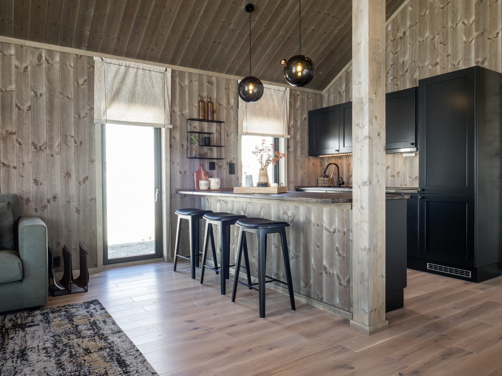 Fantastisk flott heltre kjøkken med hvitevarer fra Bakkens Treprodukter. Valgfri NCS kode. Galleribilde