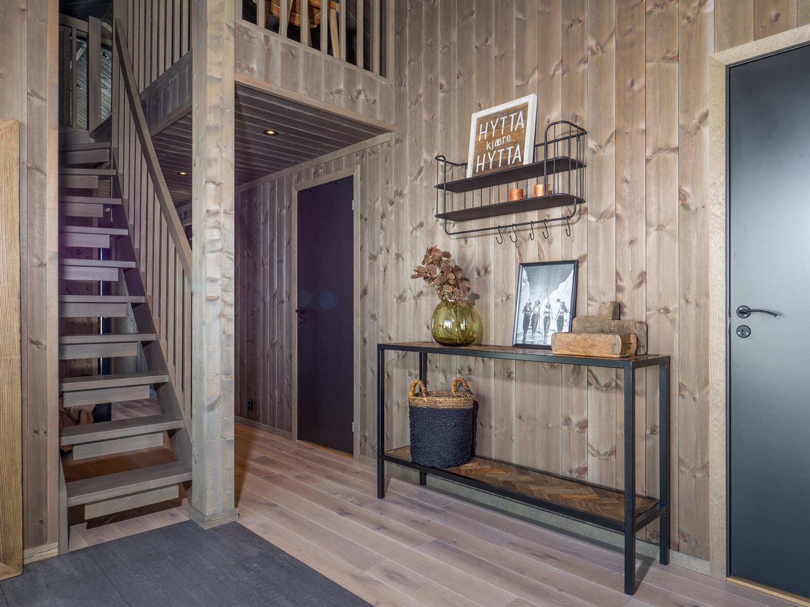 Åpen heltre trapp beist i samme farge som vegger. Bilde fra PREG 141. Galleribilde