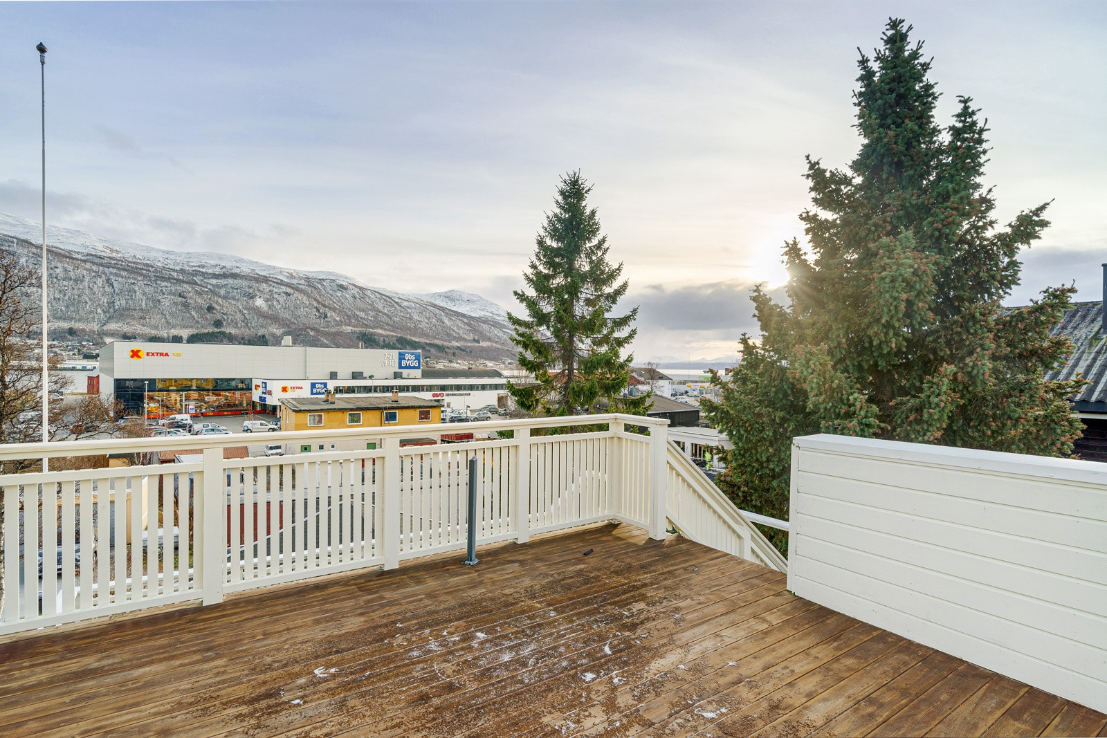 Romslig veranda med flott utsikt.