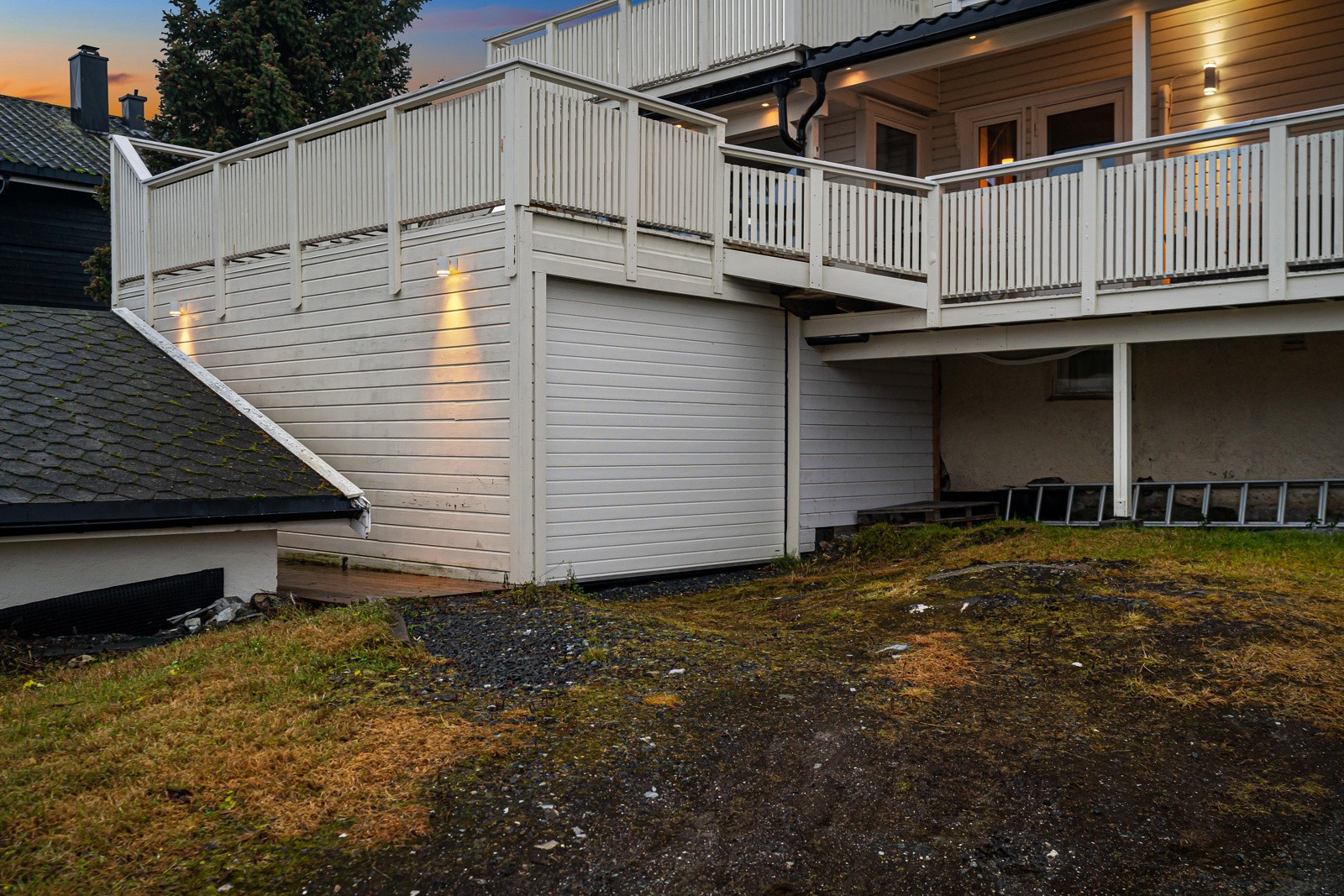 Stor carport med masse lagringsmuligheter!