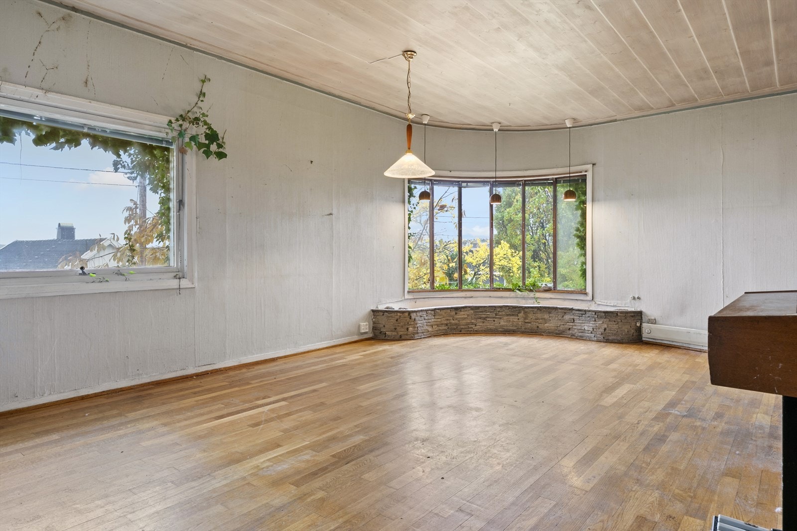 Her får man "naturen" helt inn i stuen. Det buede vinduet har knust glass. Galleribilde