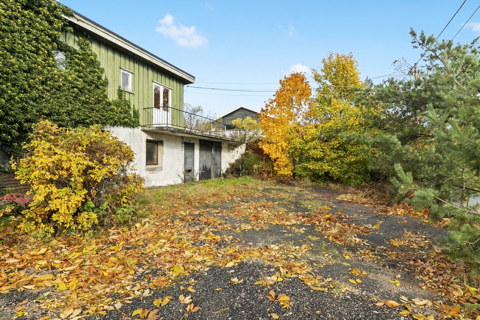 Stor gruset gårdsplass. Galleribilde