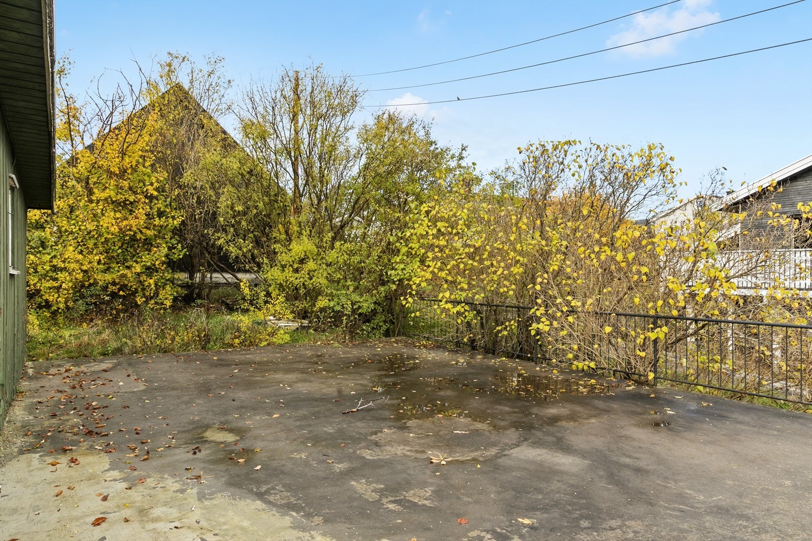 Over garasjen er det betongdekke som har fungert som terrasse. Godt skjermet for omgivelsene. Galleribilde