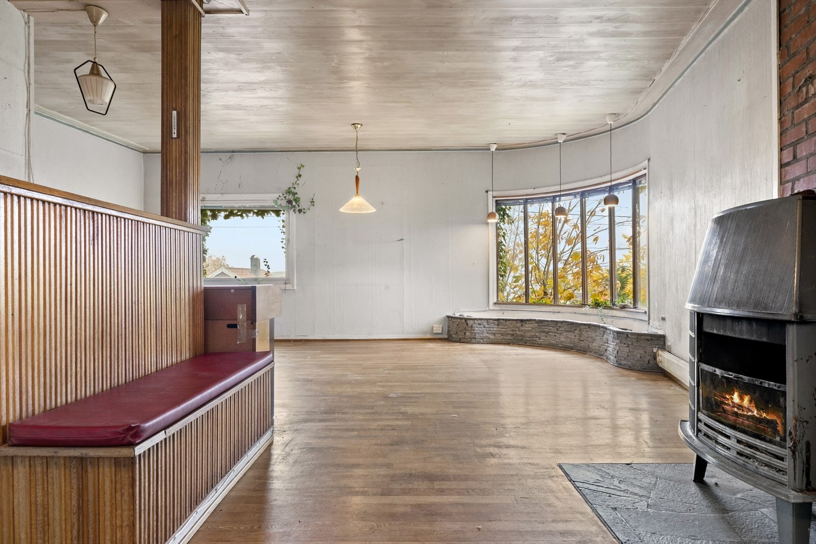 Spennende løsning med buet hjørne i stuen og plassbygget bed. Galleribilde