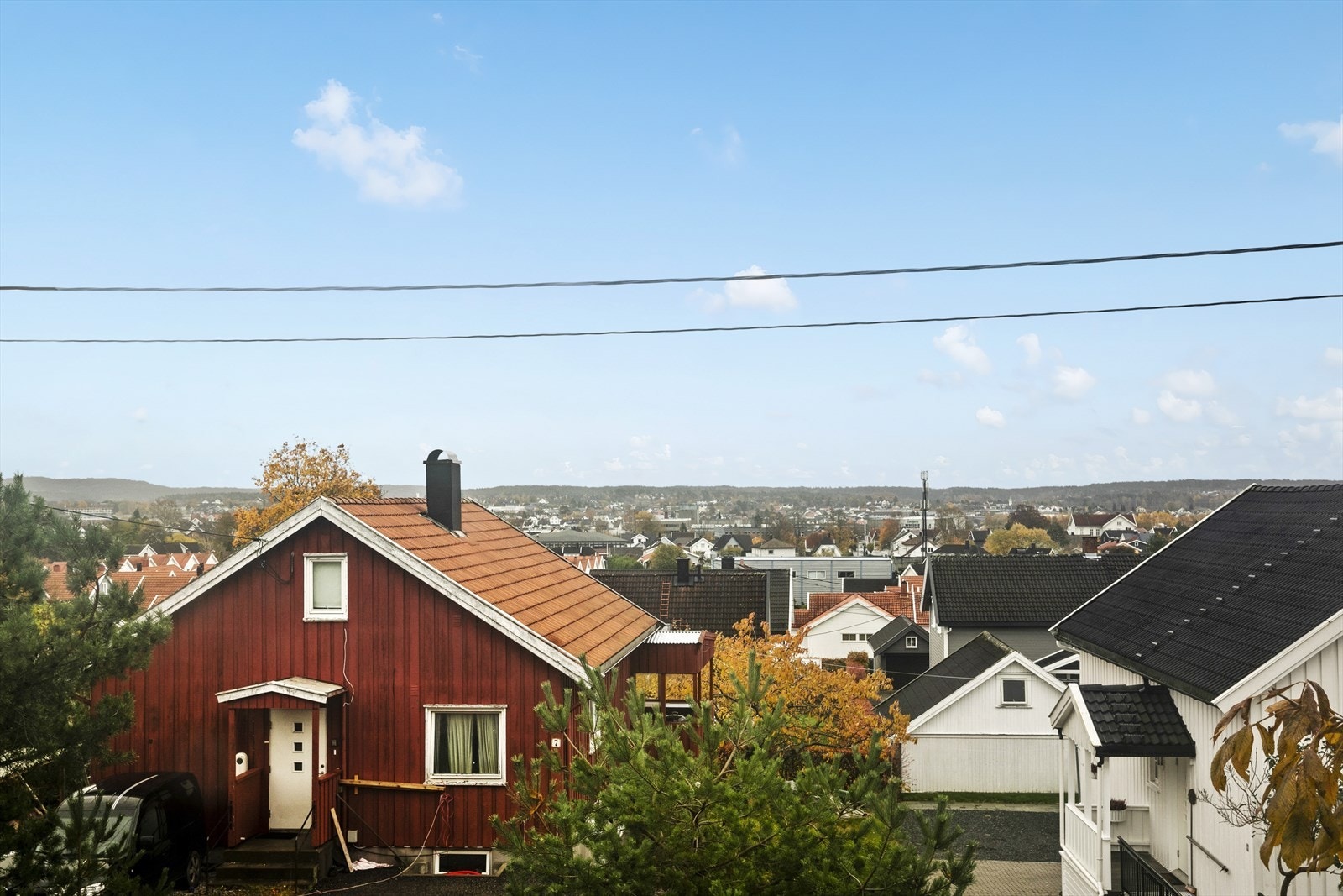 Boligen har flott utsikt over elven til Sellebakk. Galleribilde