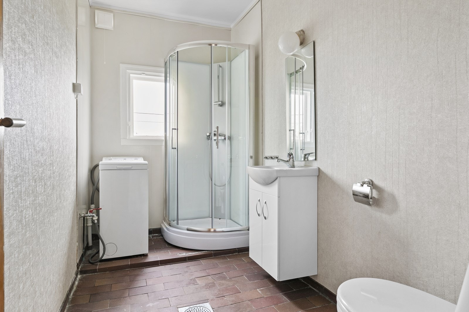 Eldre baderom med fliser på gulv og malte vegger. Baderommet har tilstand som tilsier at det må totalrenoveres. Galleribilde