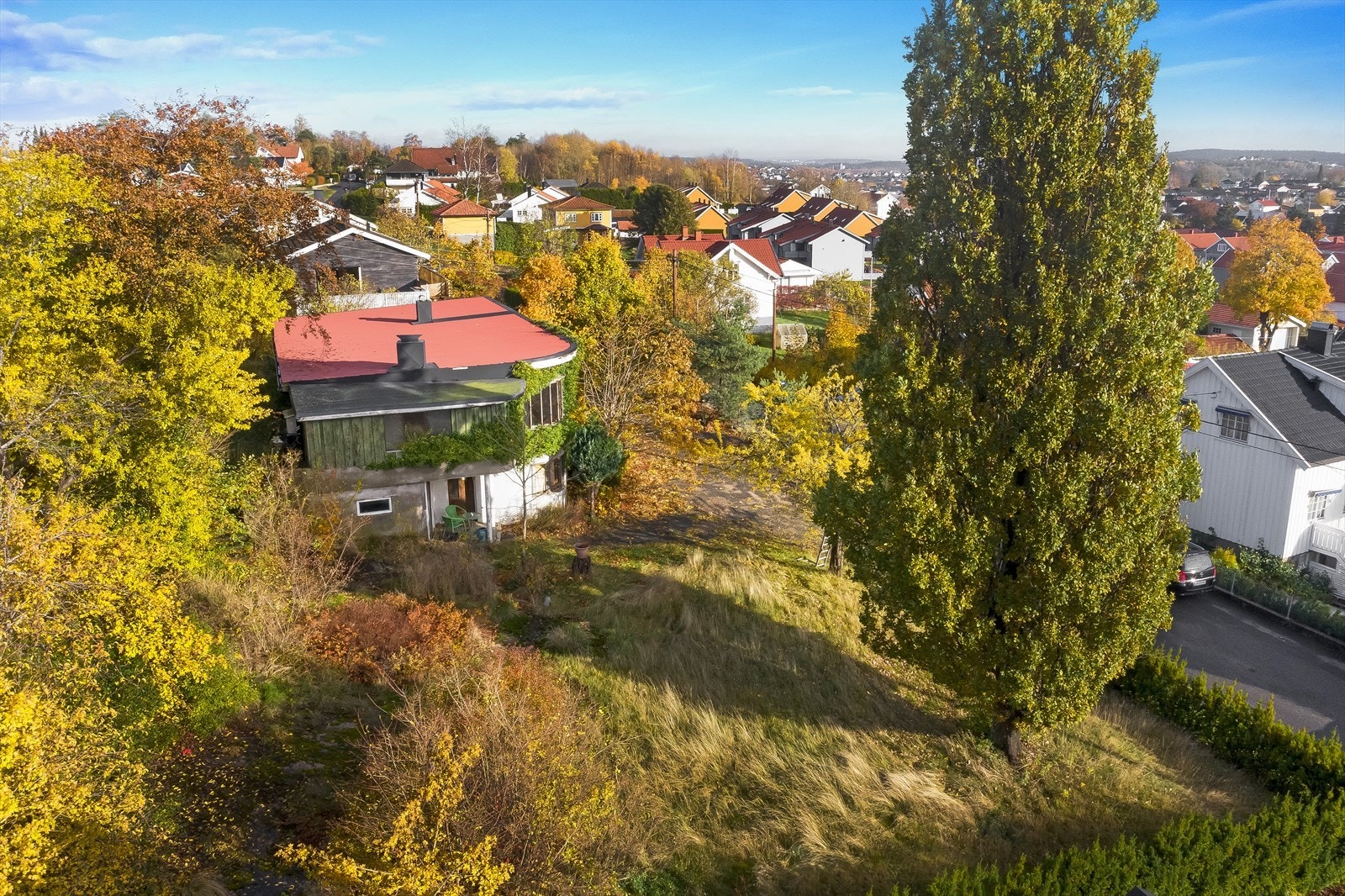 Den sydlige delen av tomten består av delvis fjell og noe overgrodd plen. Galleribilde