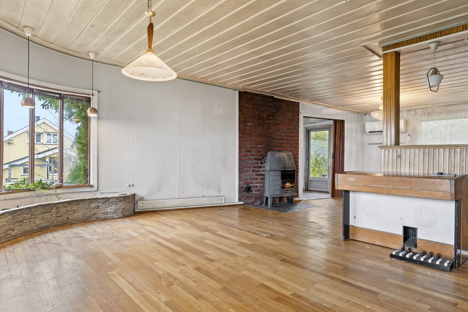 Boligen bærer preg av manglende vedlikehold og totalrenovering må forventes. Galleribilde