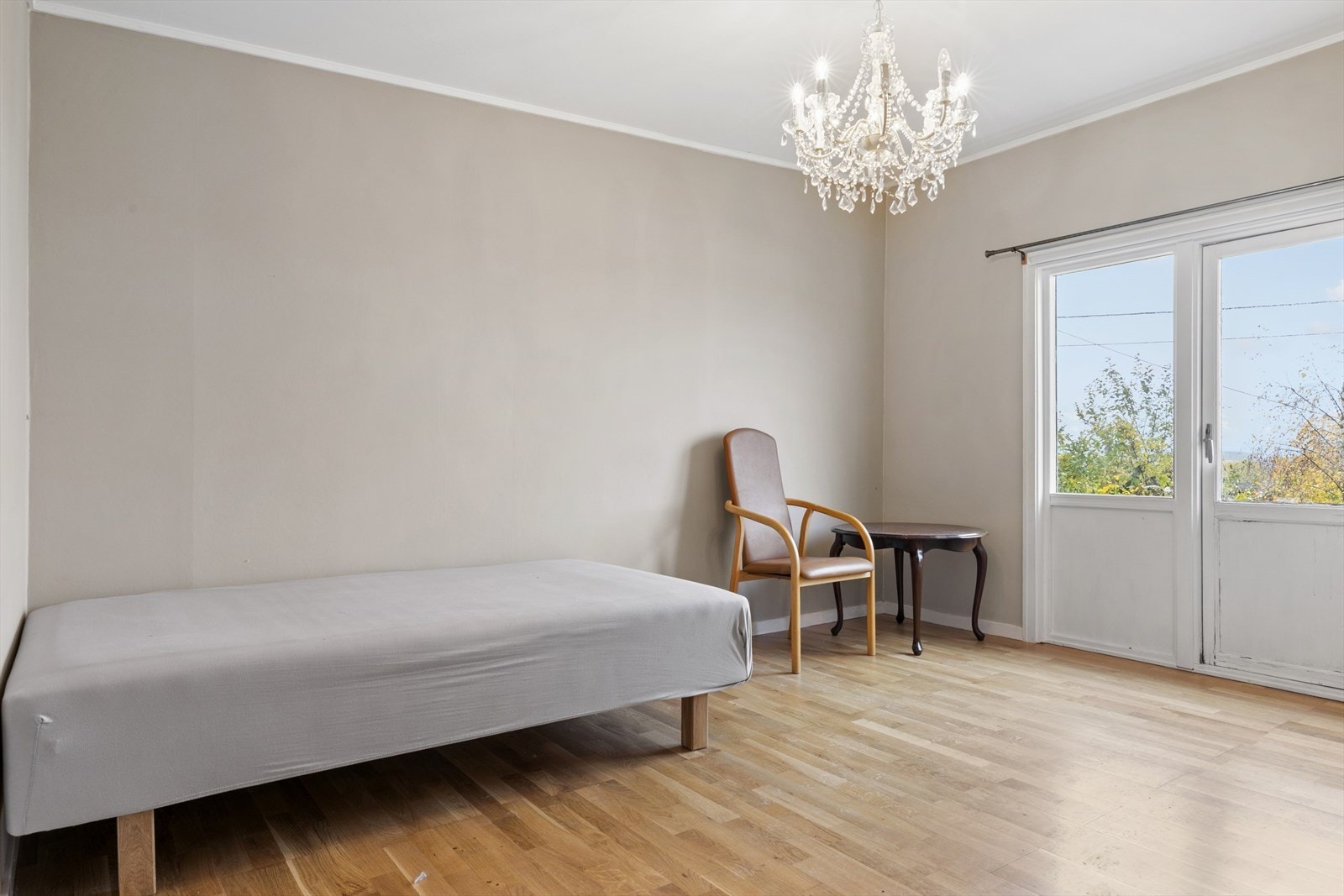 Det er 3 soverom i 1. etasje. Dette rommet ble pusset opp for noen få år siden. Utgang til veranda og terrassen over garasjen. Galleribilde