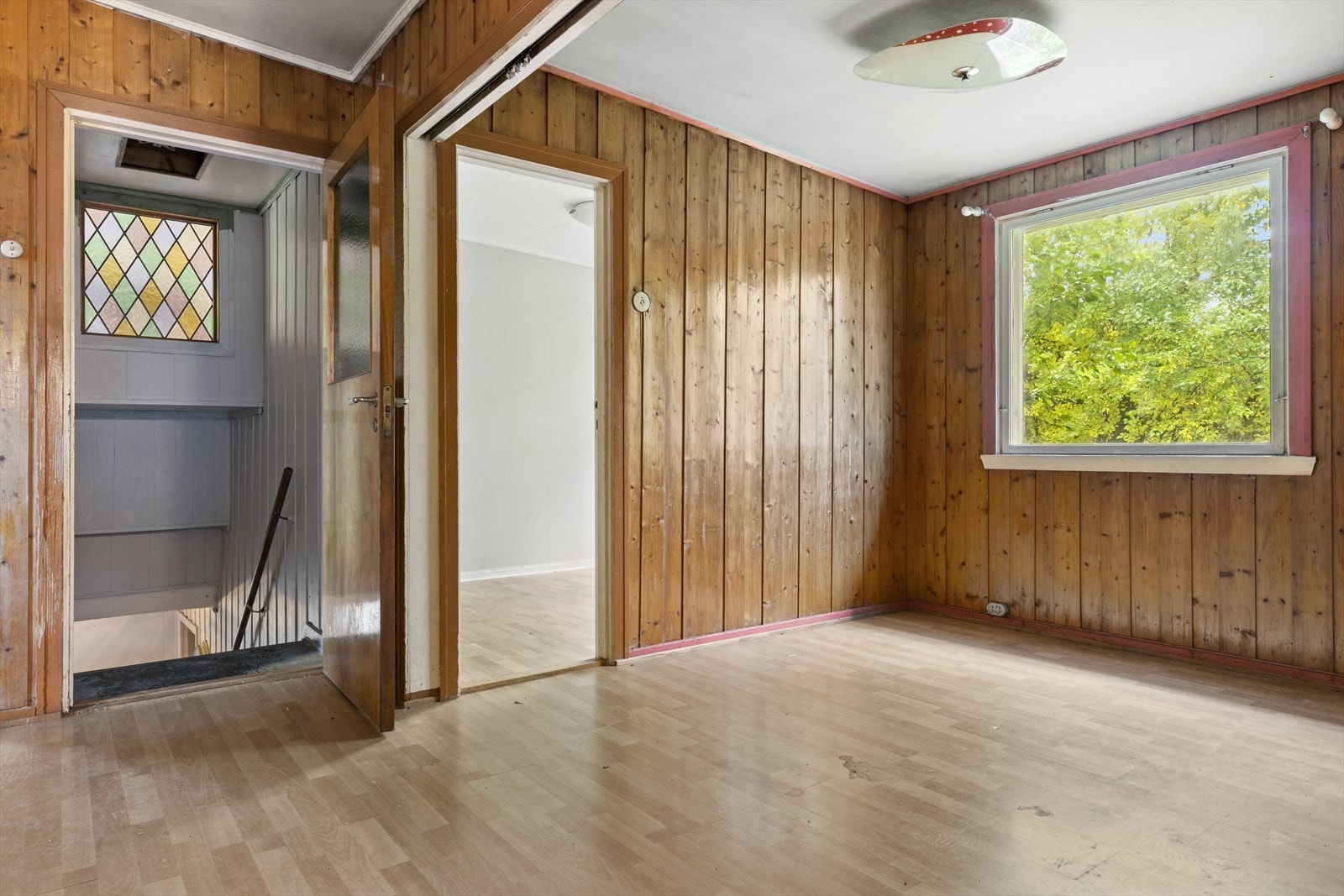 Stor hall/gangareal. Soverom rett frem. Galleribilde