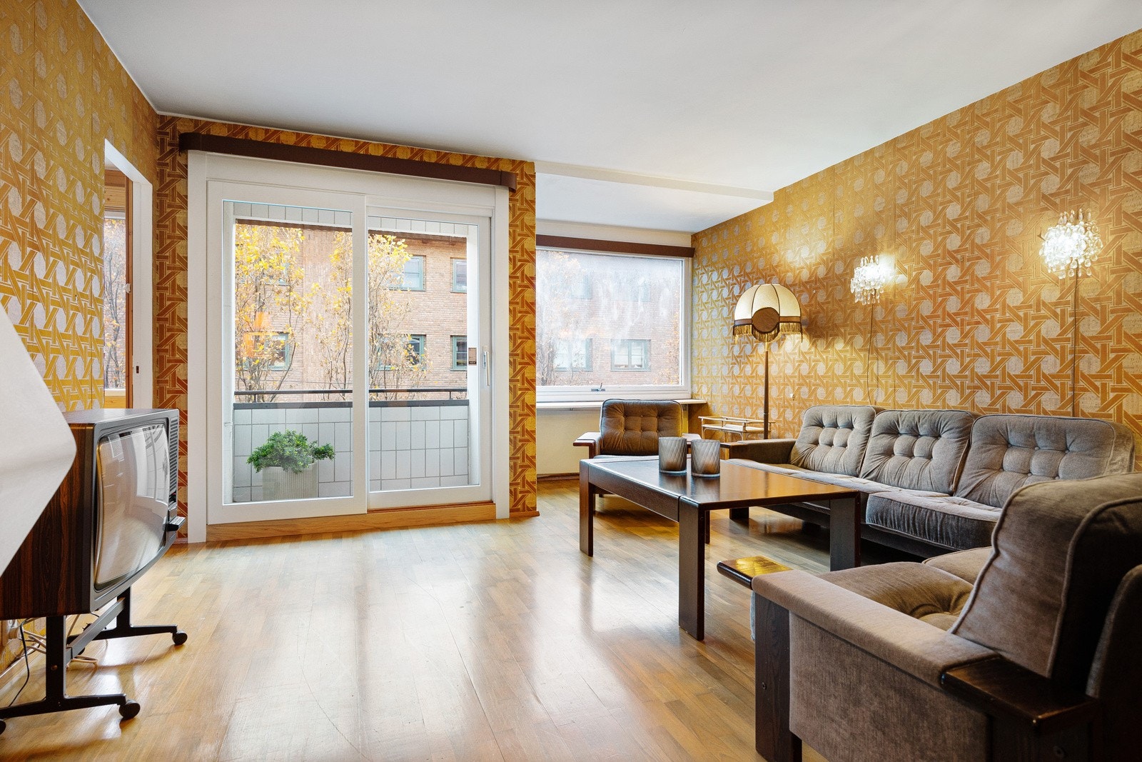 Stue med god plass til sofagruppe - Nisjen ved siden av balkongen egner seg godt til spisebord Galleribilde