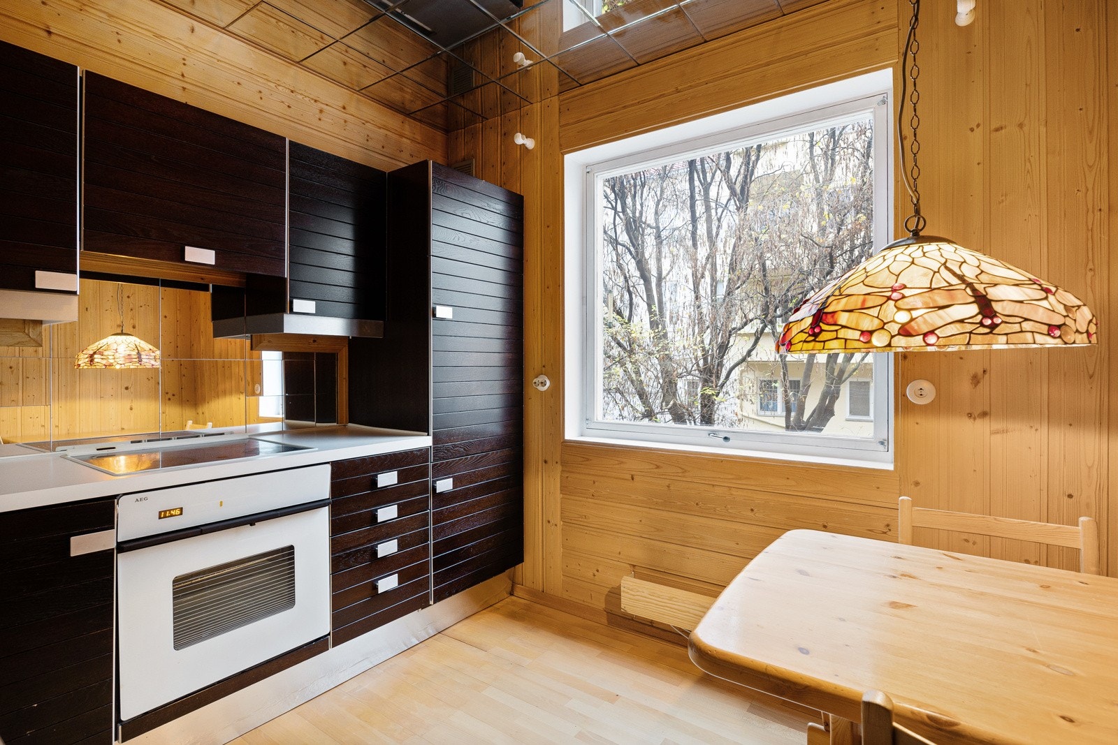 Kjøkken med plass til spisebord - Vender mot bakgården Galleribilde