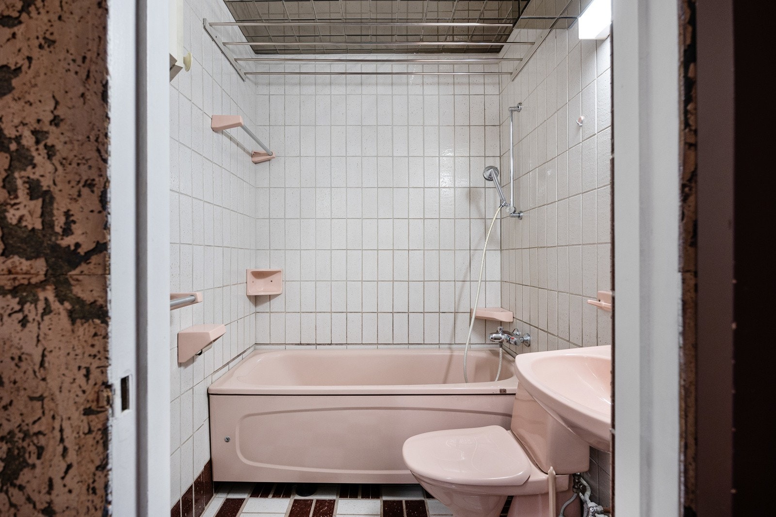 Baderom med badekar, wc og servant Galleribilde