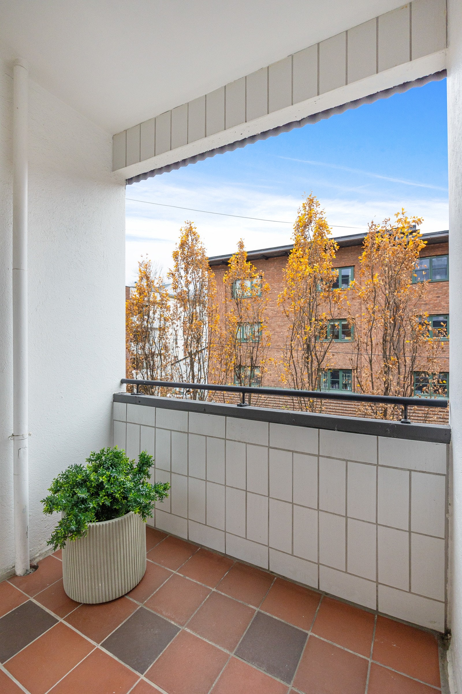 Balkongen er overbygget og vender mot rolige omgivelser Galleribilde