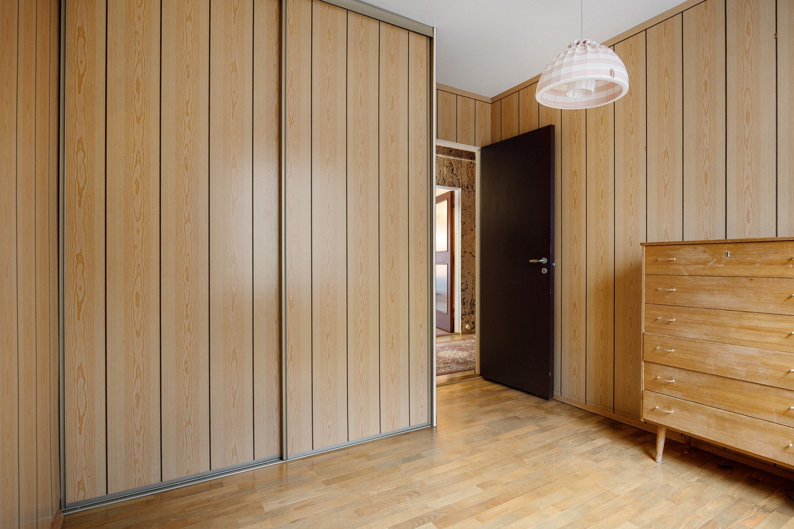 Hovedsoverommet har skyvedørsgarderobe Galleribilde