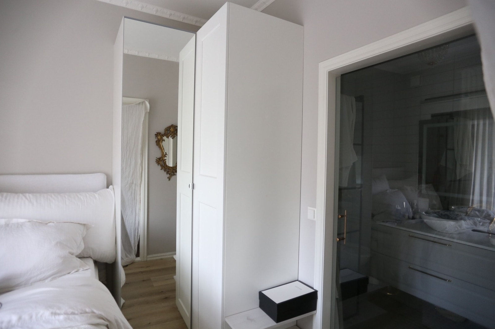 Garderobe medfølger Galleribilde