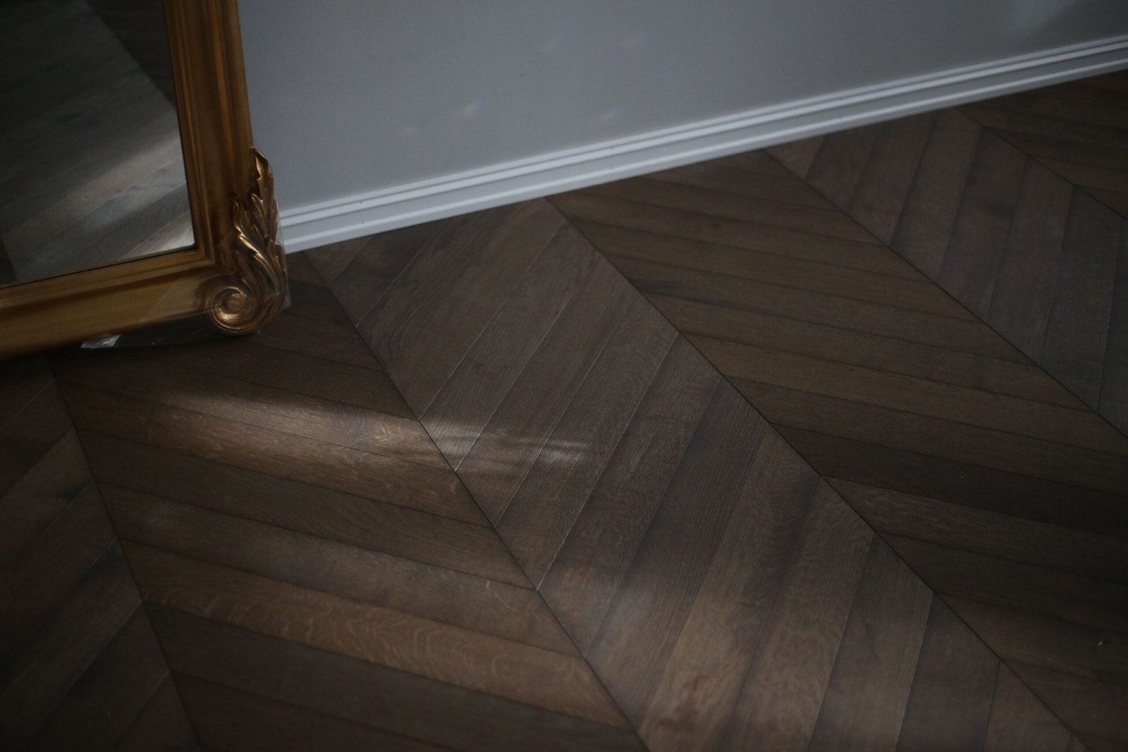 Chevron heltre parkett fra unikt gulv Galleribilde