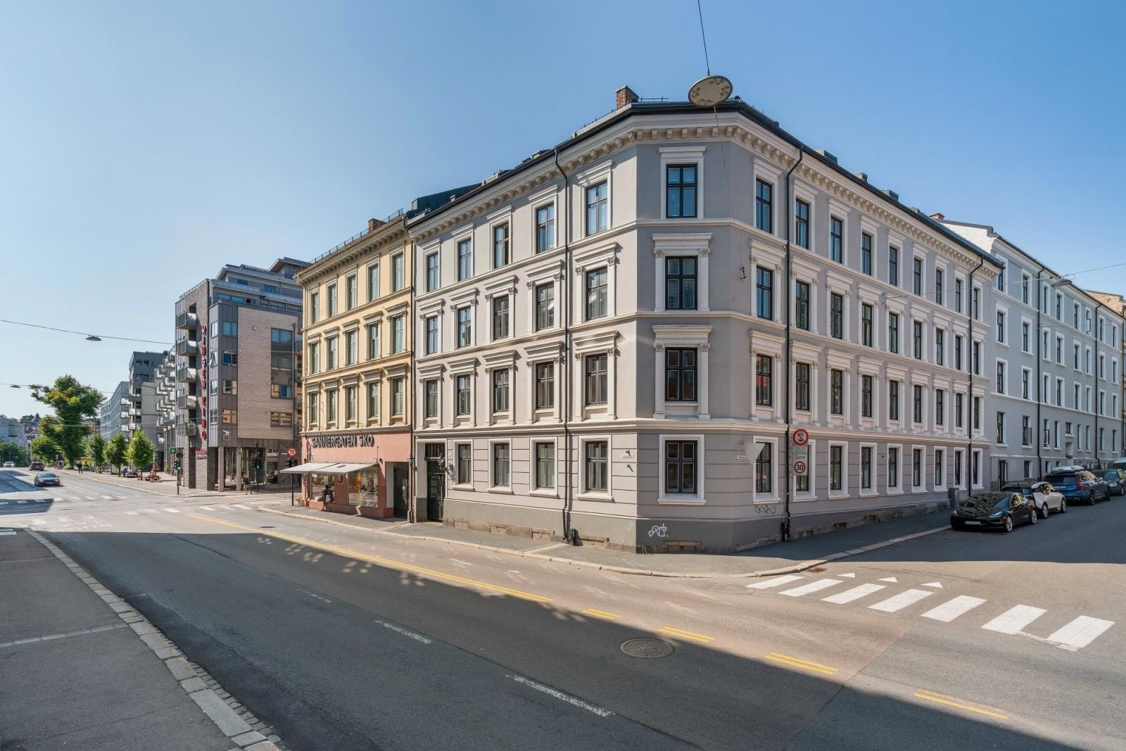 - Fasade mot gate. Leiligheten er gjennomgående og ligger i 4. etasje - Galleribilde