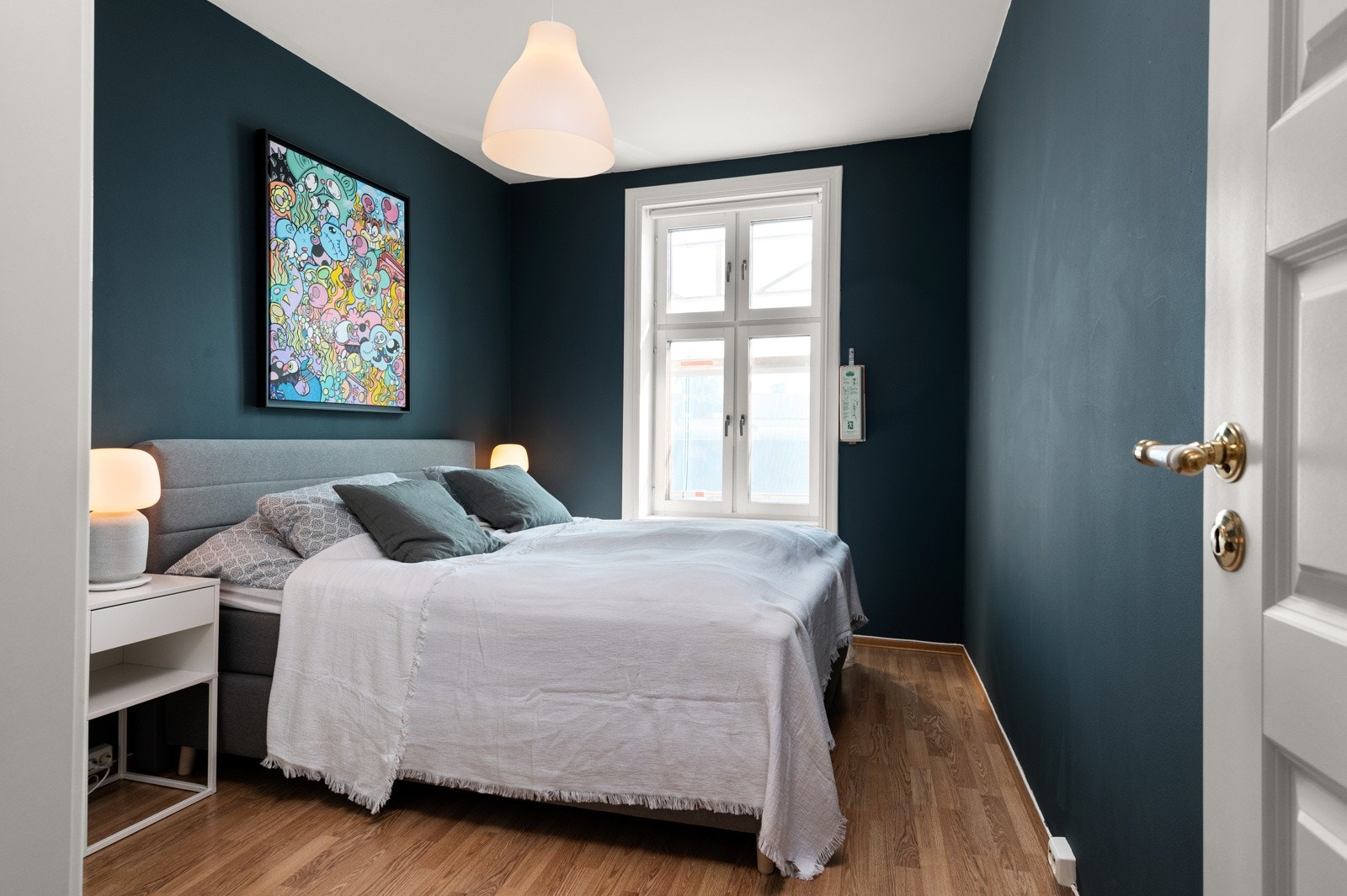 - Stort, luftig hovedsoverom med stort, klassisk vindu - Galleribilde