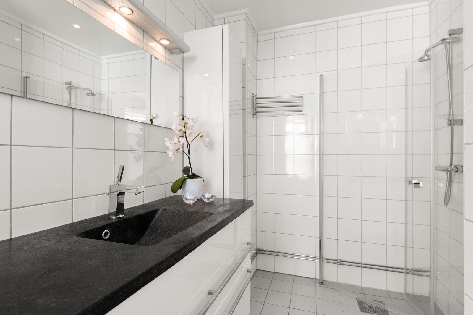 - Dusjnisje med innfellbare dusjvegger (dører montert 2021) og vegghengt toalett - Galleribilde