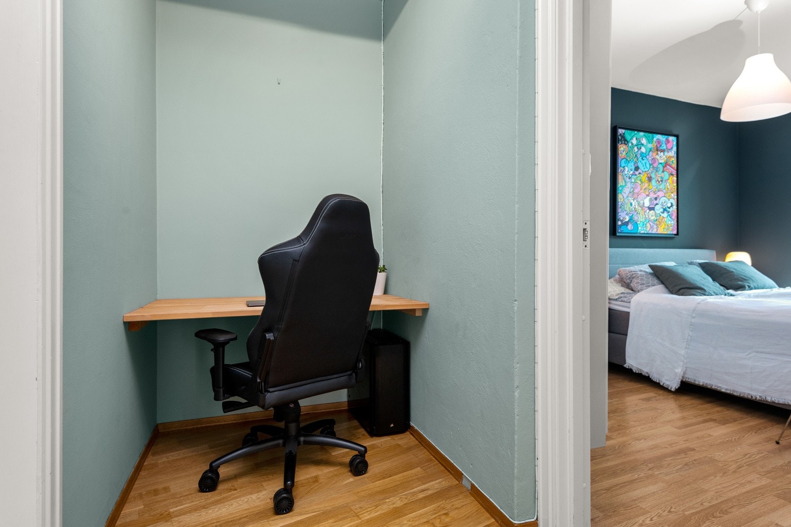 - Romslig mellomgang med plass til bl. annet kontorpult - Galleribilde