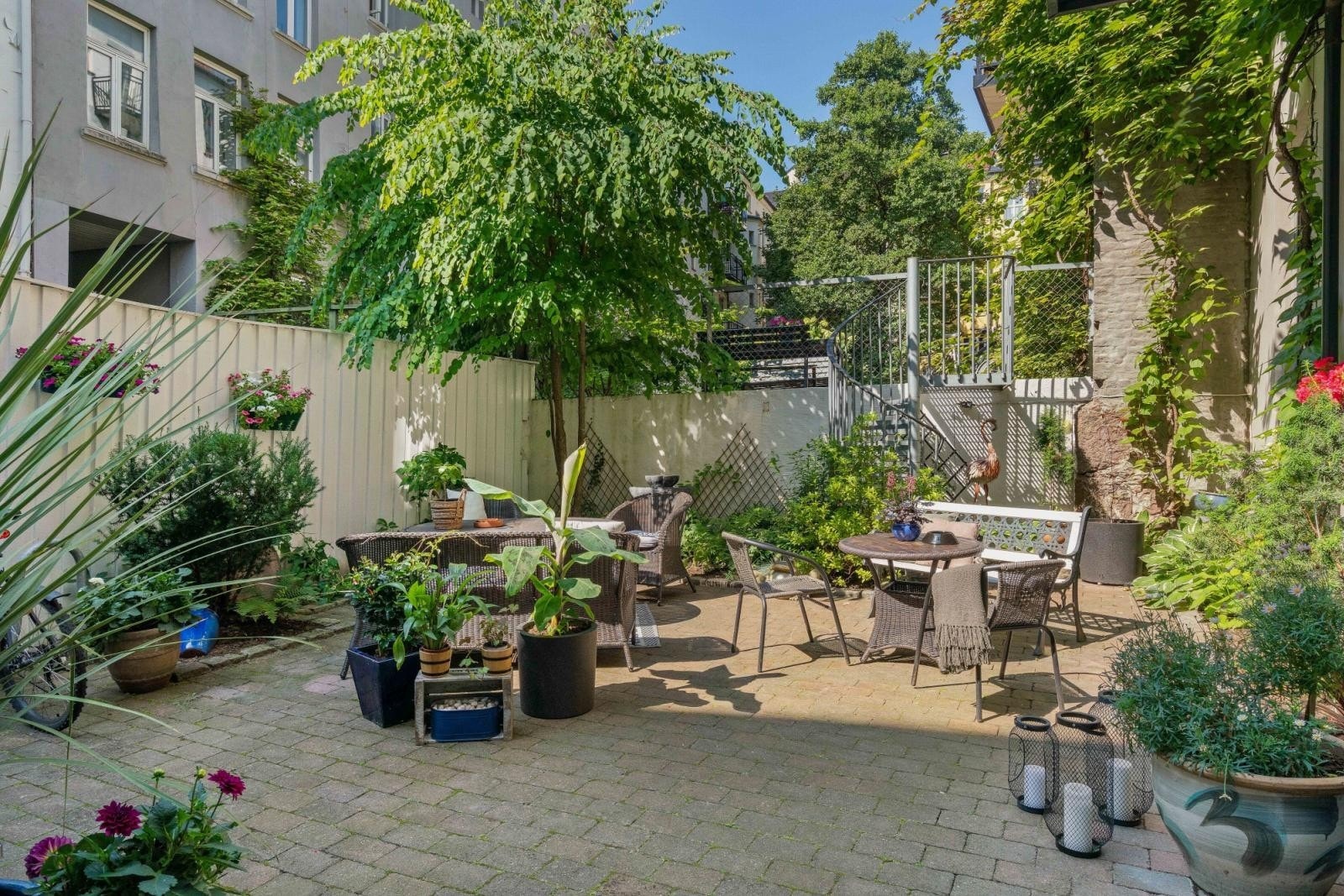 - Flott indre gårdsrom med sittegrupper Galleribilde