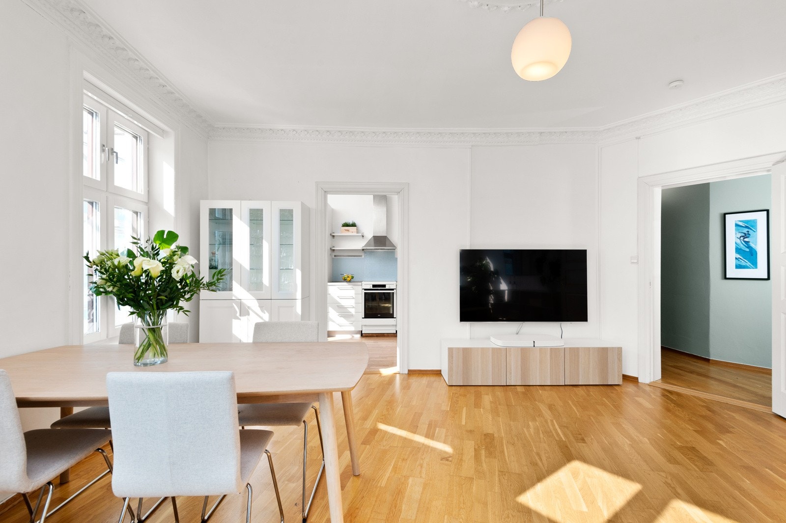 - Stor, luftig hjørnestue med god plass til sittegruppe, spisebord, bokhyller og reol - Galleribilde