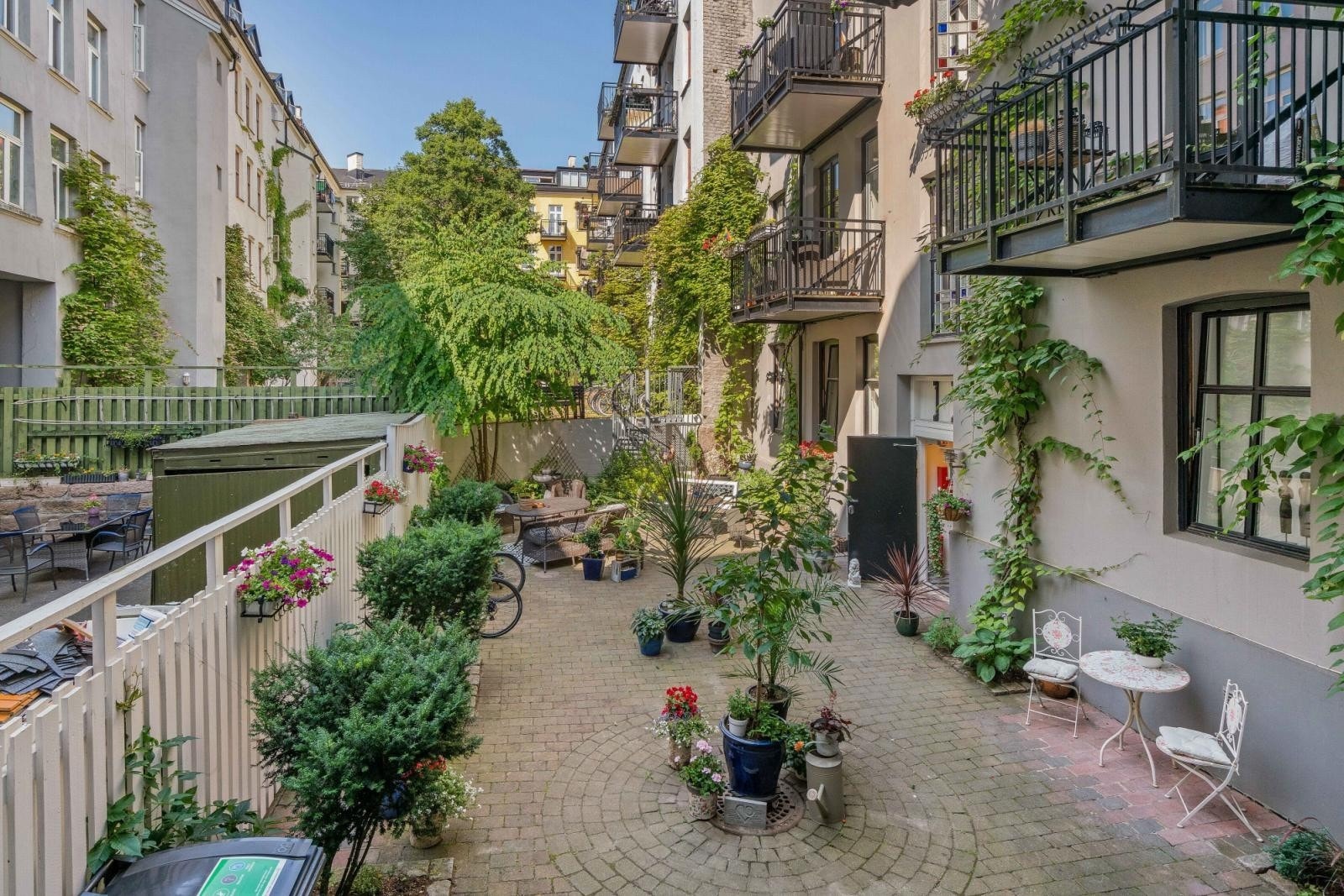 - Opparbeidet gårdsrom tegnet av arkitektkontoret Snøhetta - Galleribilde