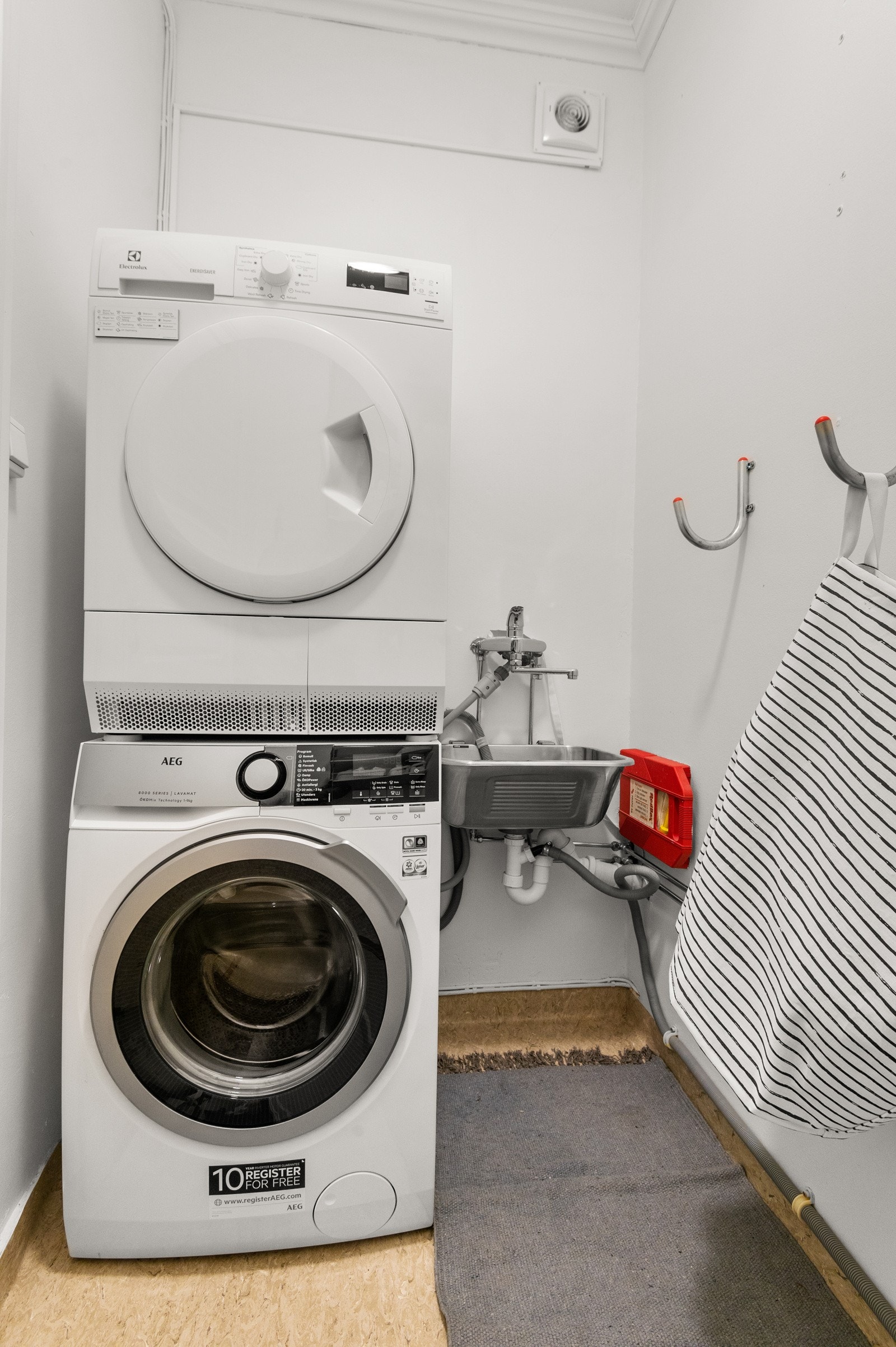 - Intern bod med utslagsvask og opplegg til vaskemaskin og tørketrommel - Galleribilde