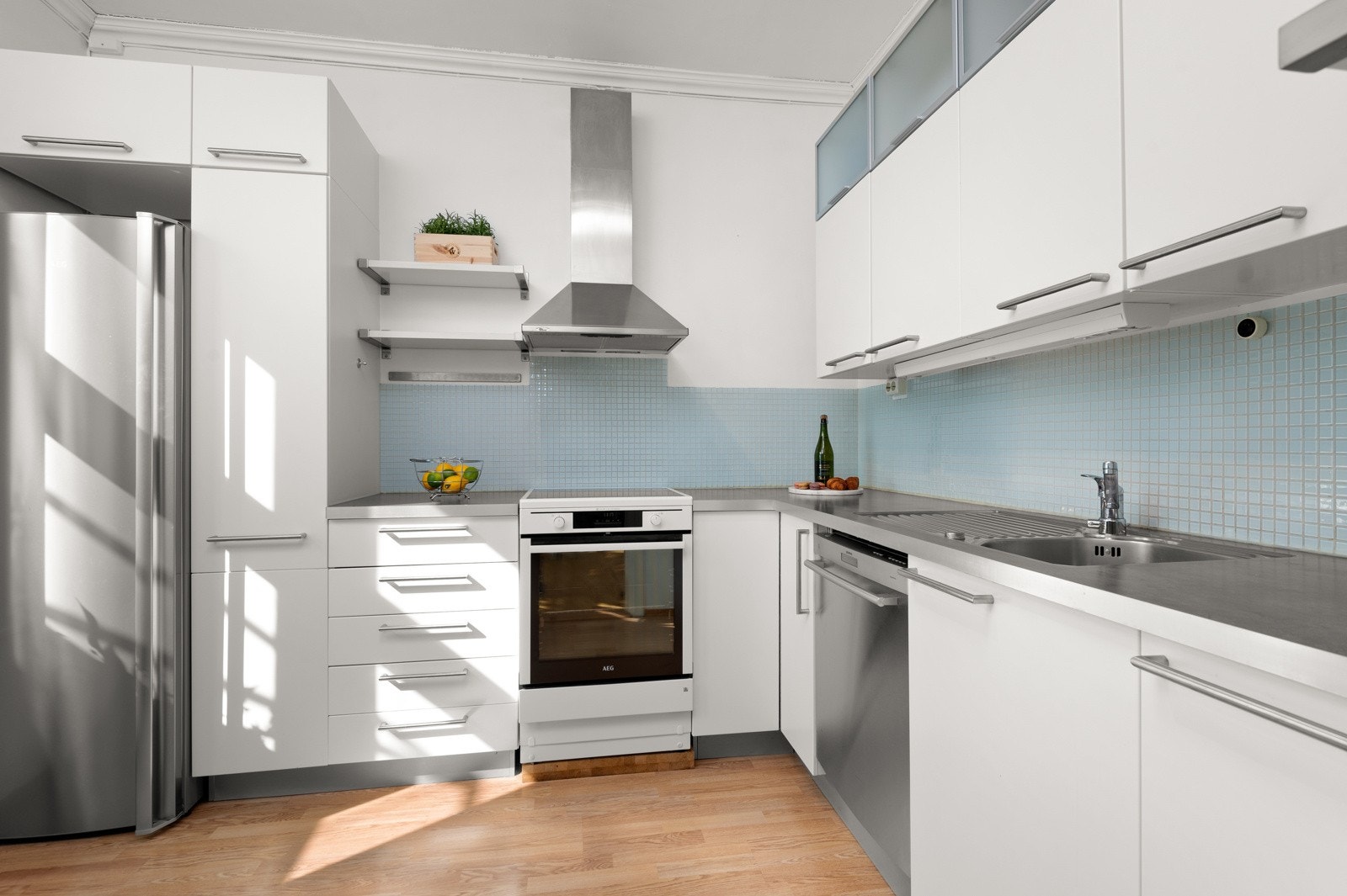 - Pen innredning fra 2006 med hvite, glatte fronter og god skap- og benkeplass - Galleribilde