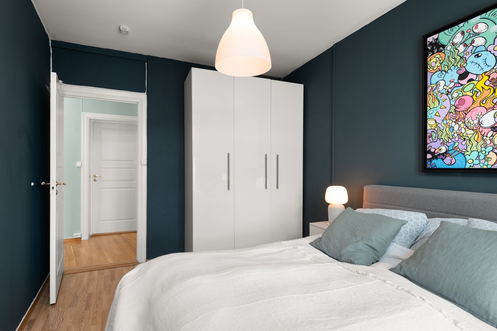 - God plass til dobbeltseng, nattbord og kontorpult samt medfølgende 3-dørs garderobeskap - Galleribilde