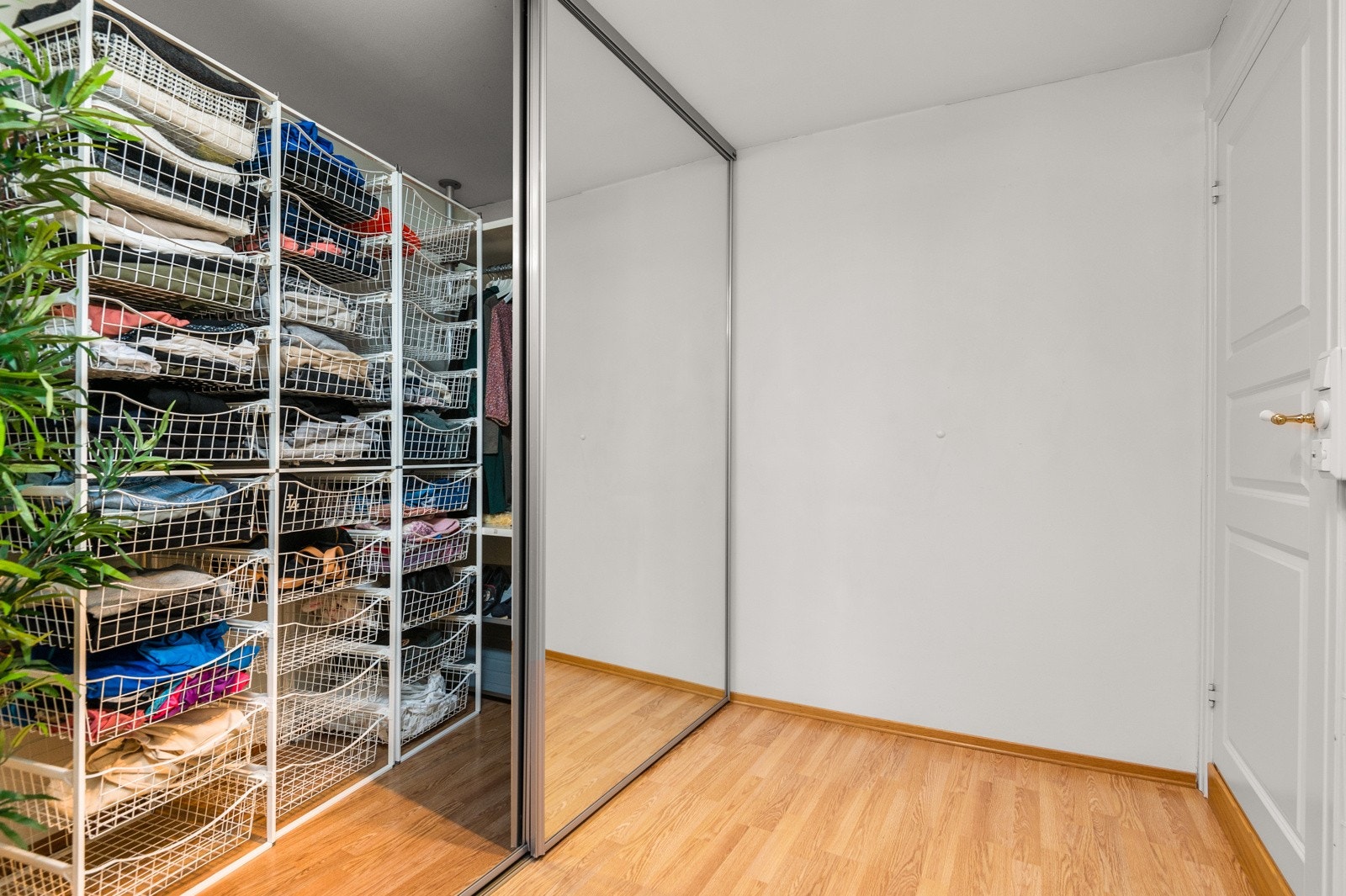 - Omkledningsrommet har stor, plassbygget skyvedørsgarderobe med rikelig med oppbevaringsplass - Galleribilde