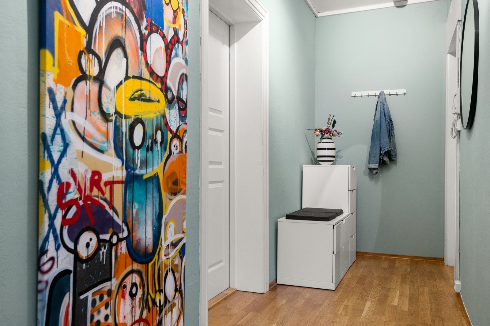 - Hyggelig entré med god plass til klær og sko - Galleribilde