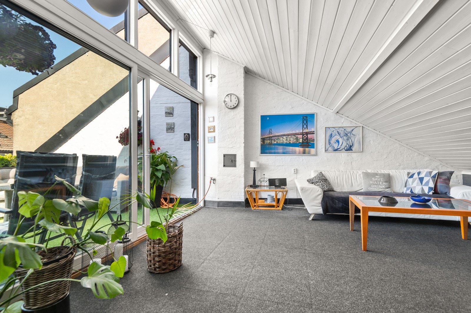 - Via felles loftsstue (med toalett) kommer man ut til en stor, flott og felles takterrasse - Galleribilde