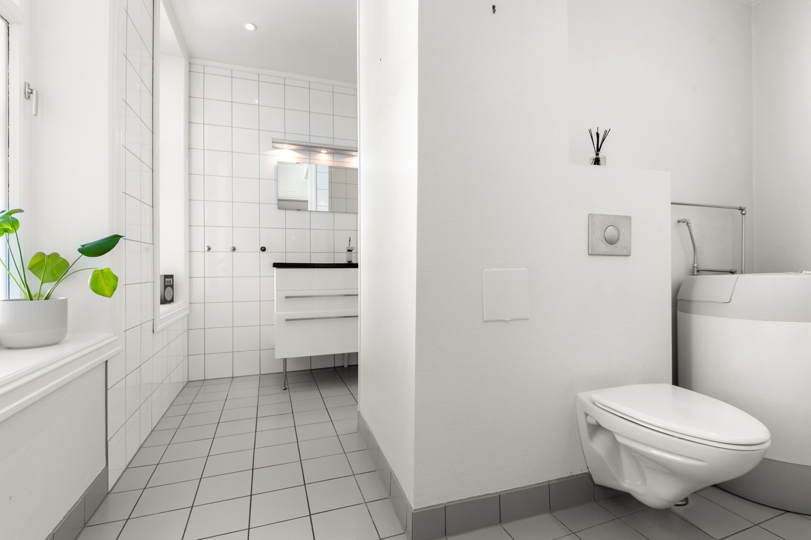 - Stort, flislagt baderom fra 2006 med to vinduer vendt mot indre gårdsrom - Galleribilde