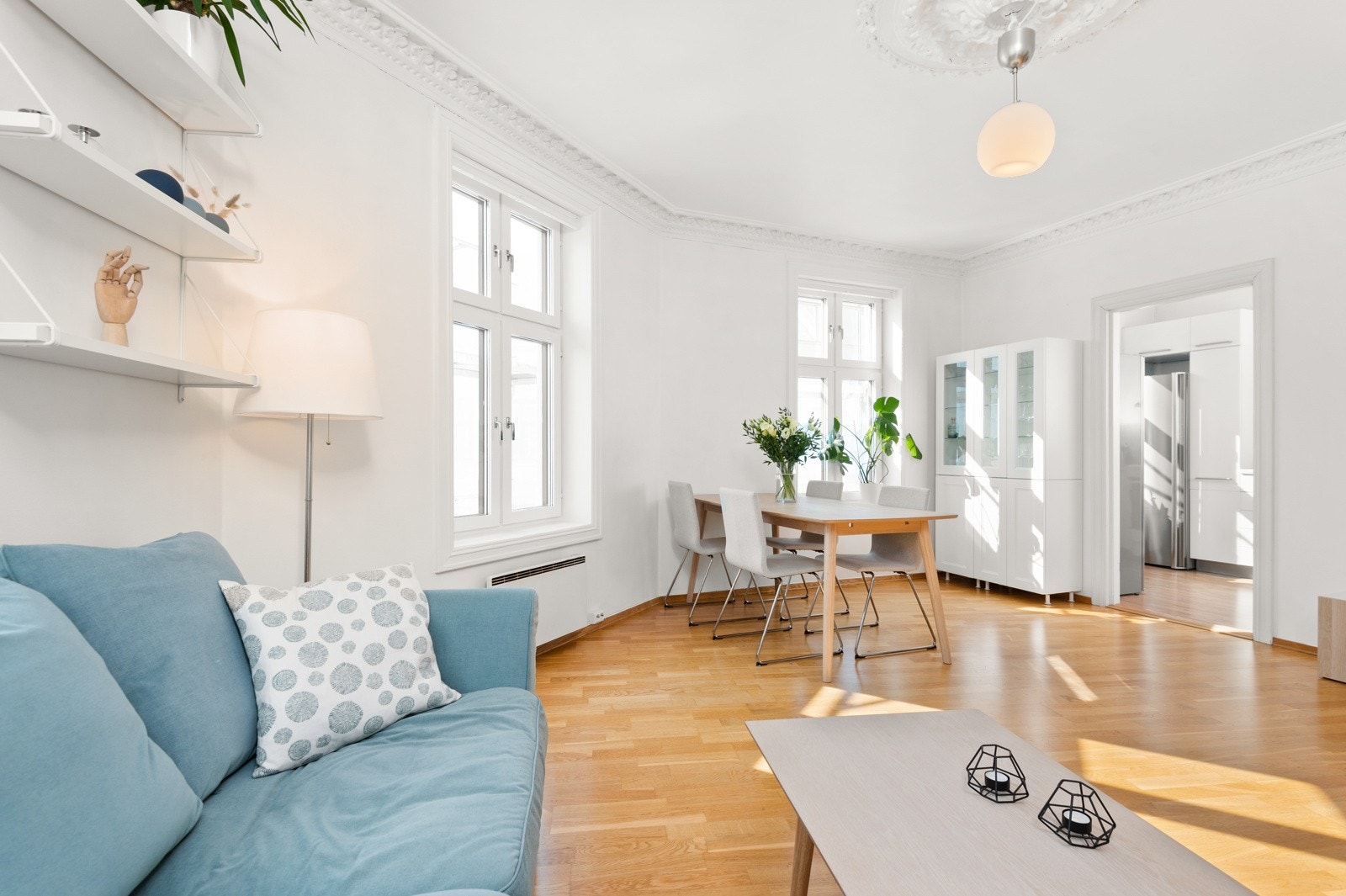 - Klassisk leilighet med god takhøyde (2,73 meter), rosett, stukkatur og store vindusflater med dype karmer - Galleribilde