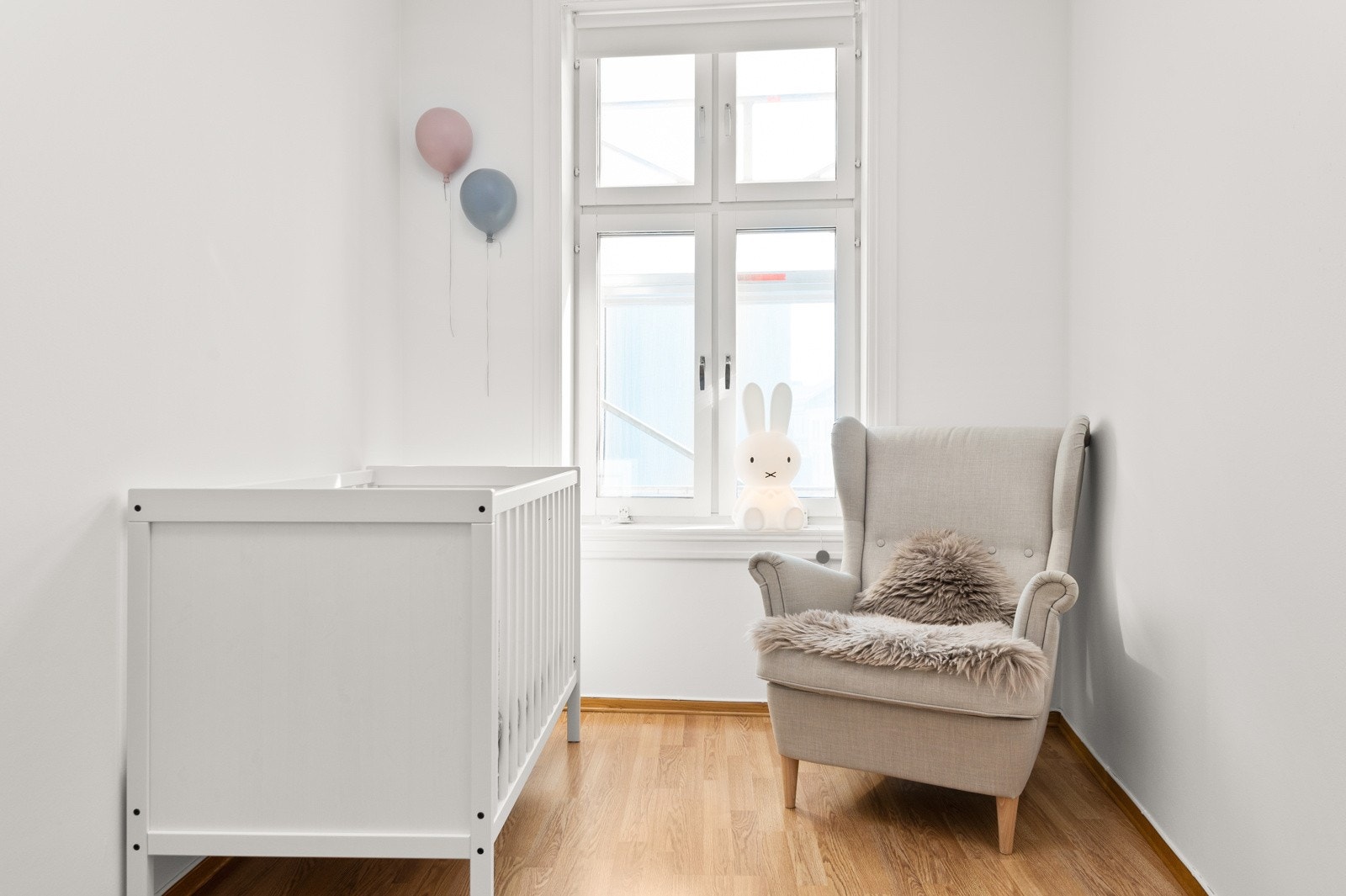 - God plass til seng, nattbord og kontorpult - Galleribilde