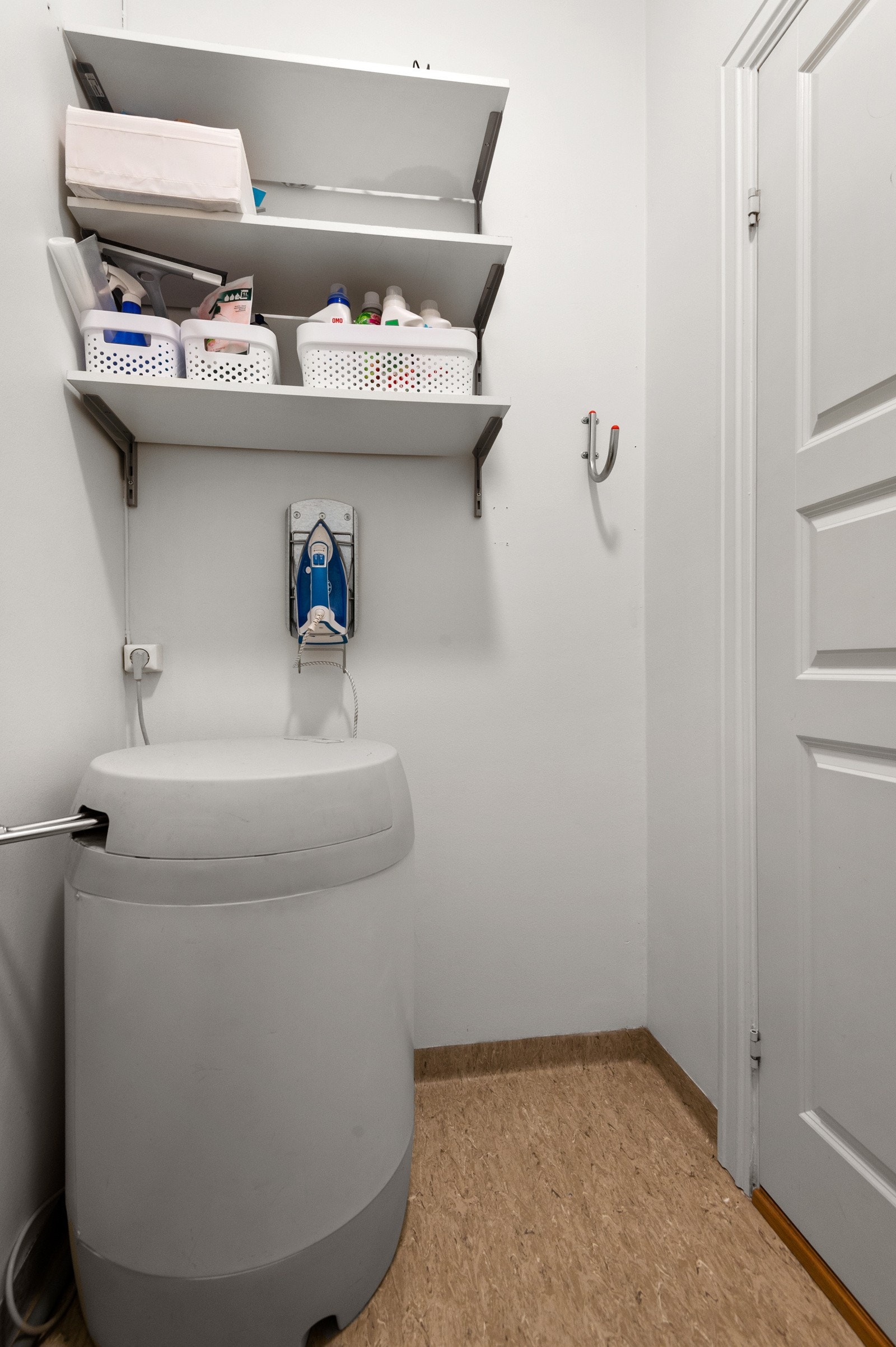 - Der er en varmtvannstank plassert i bod med vaskemaskin og en varmtvanntank plassert på baderom - Galleribilde