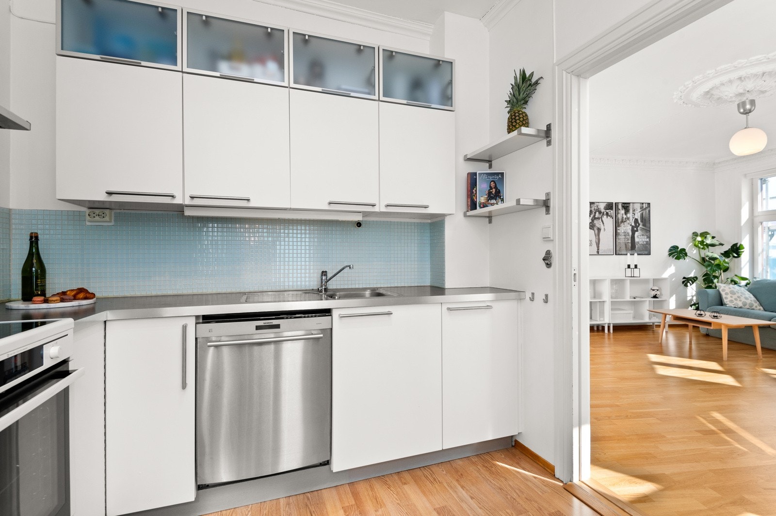 - Mosaikkfliser over benkeplate og lys under overskap - Galleribilde