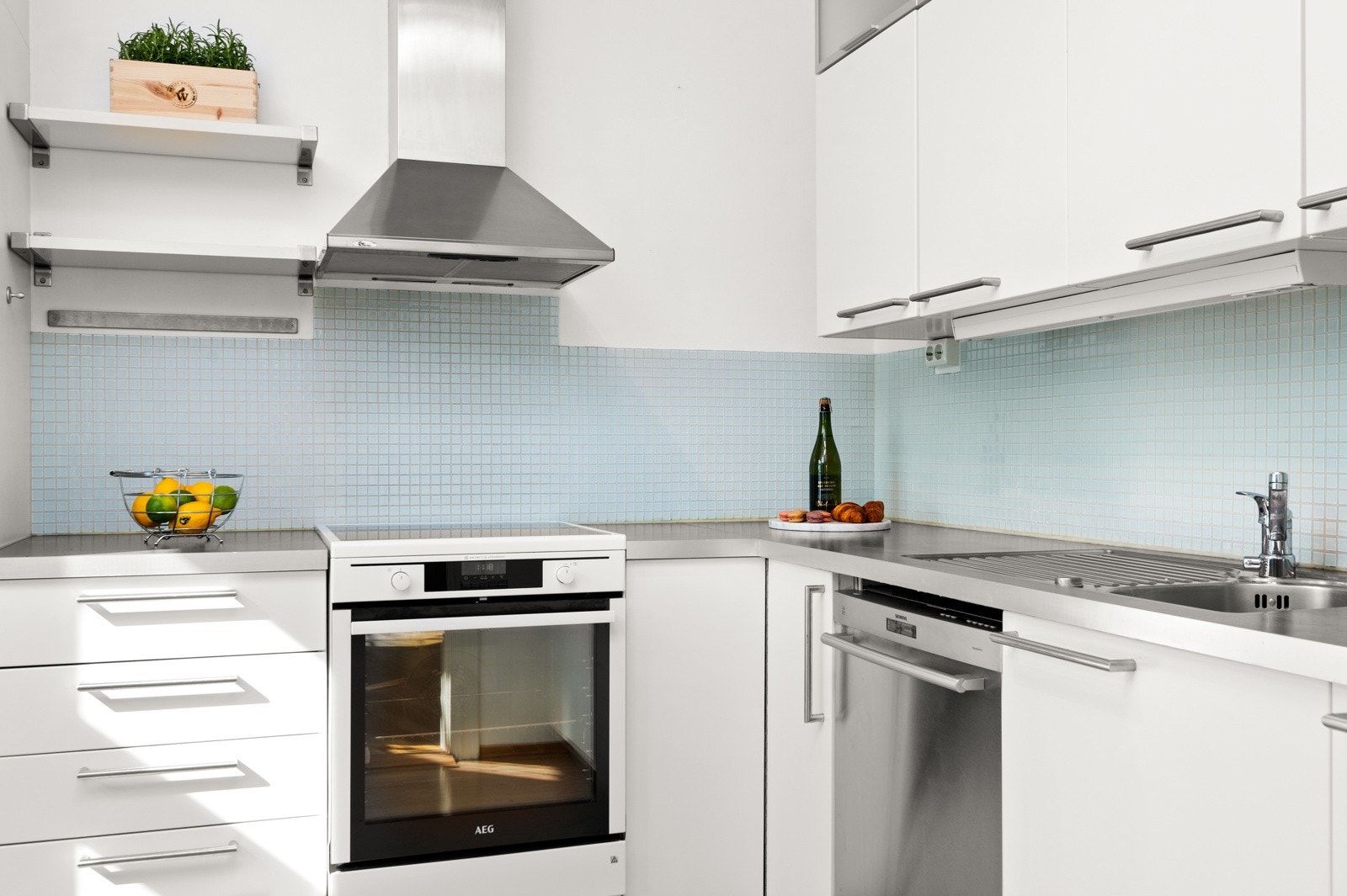 - Opplegg for oppvaskmaskin. Frittstående komfyr med koketopp (ny 2020) og kjøl- fryseskap medfølger - Galleribilde